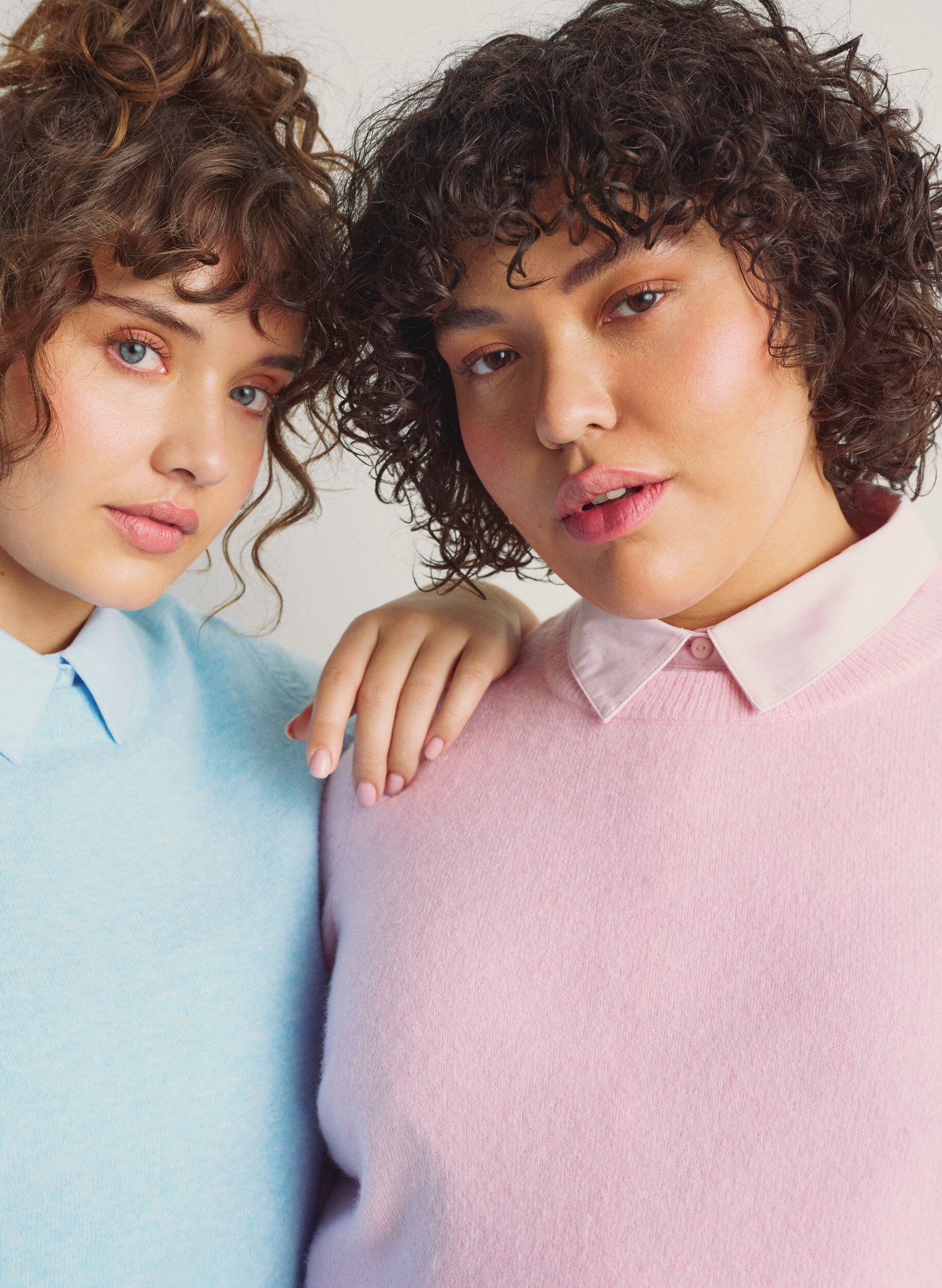 Knitted blouse with short sleeves