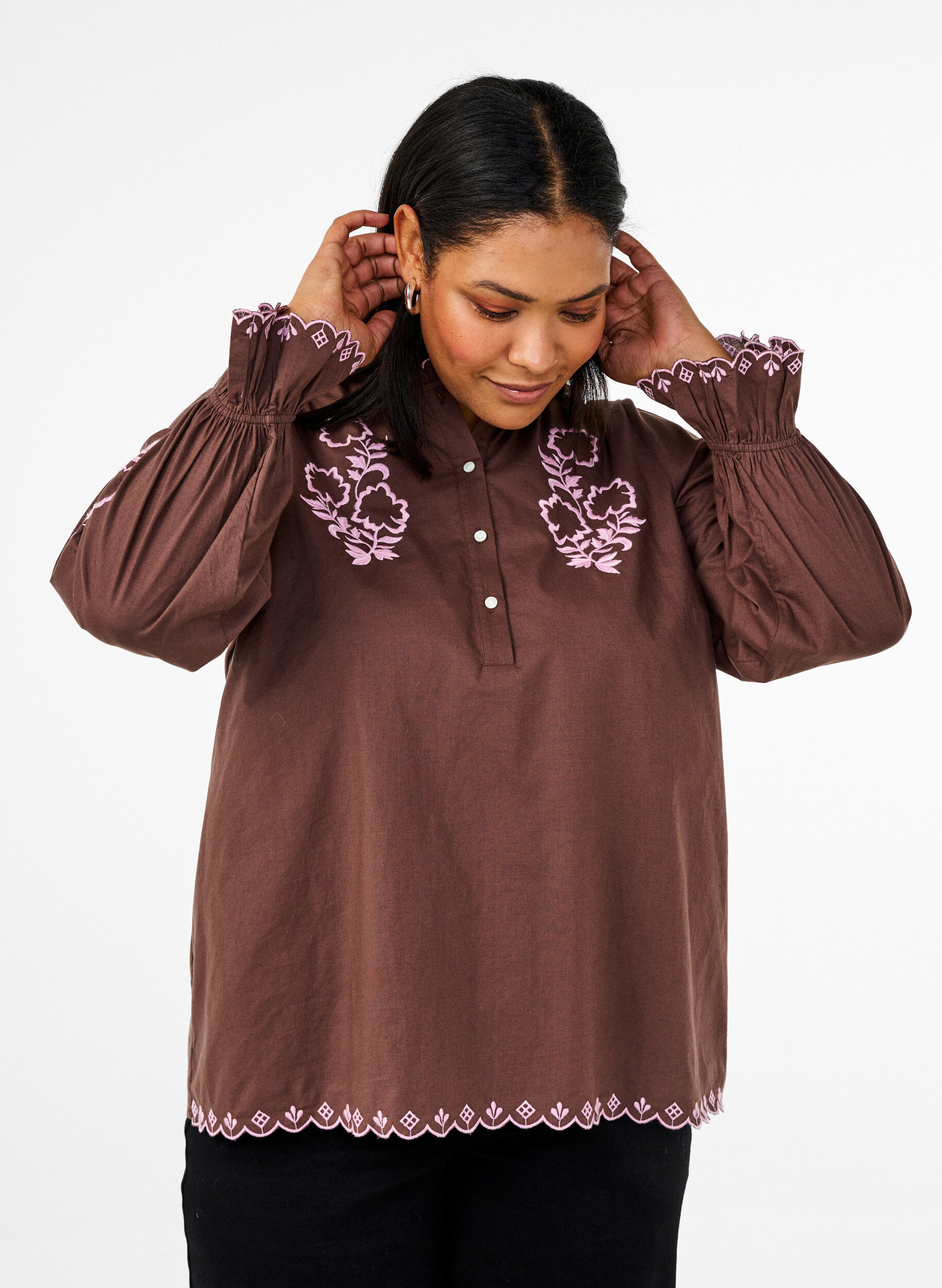 Blouse with embroidery and ruffle details, Brown, Model