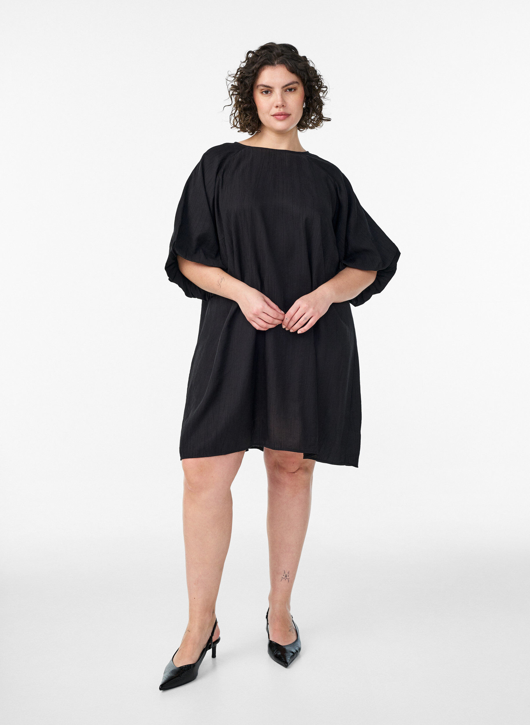 Short viscose dress with balloon sleeves, Black, Model