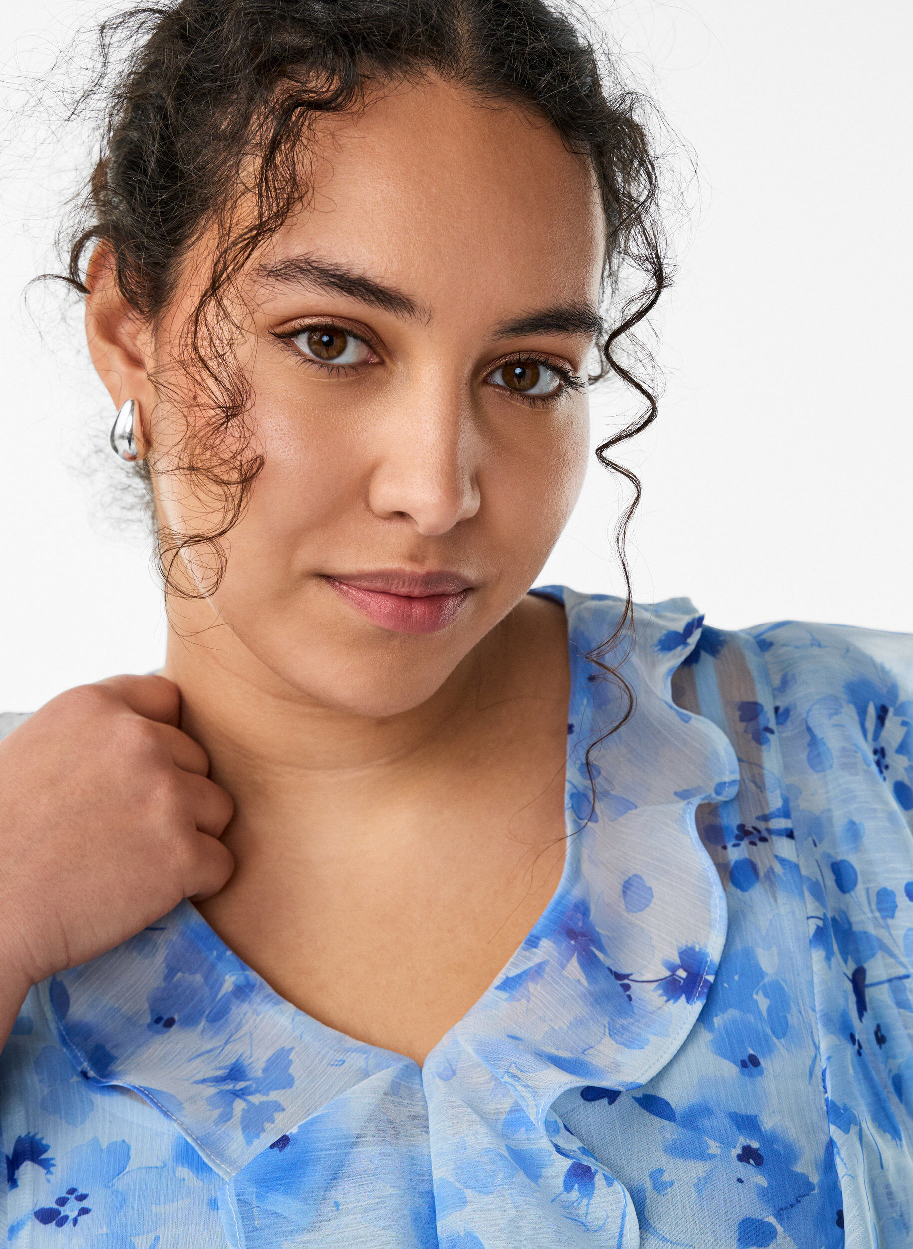 Zizzifashion Floral chiffon dress with ruffles and long sleeves, Blue, Model image number 2