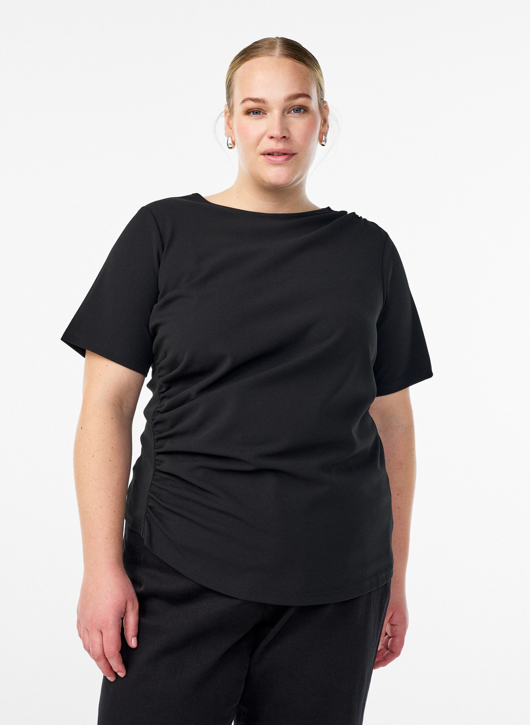 Short-sleeved blouse with ruching and an asymmetrical hem, Black, Model