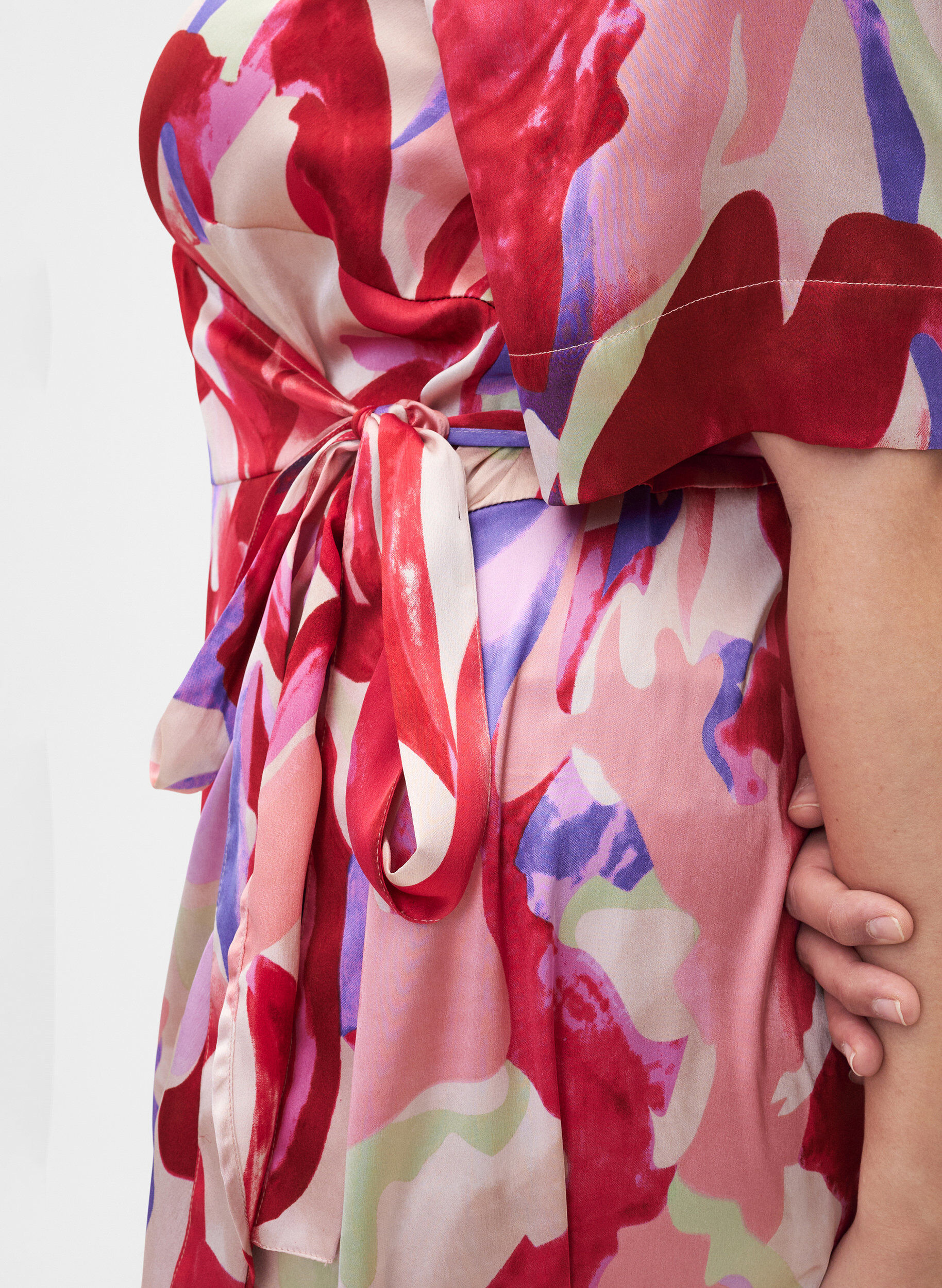 Zizzifashion Satin wrap dress with print, Geranium Graphic AOP, Model image number 2