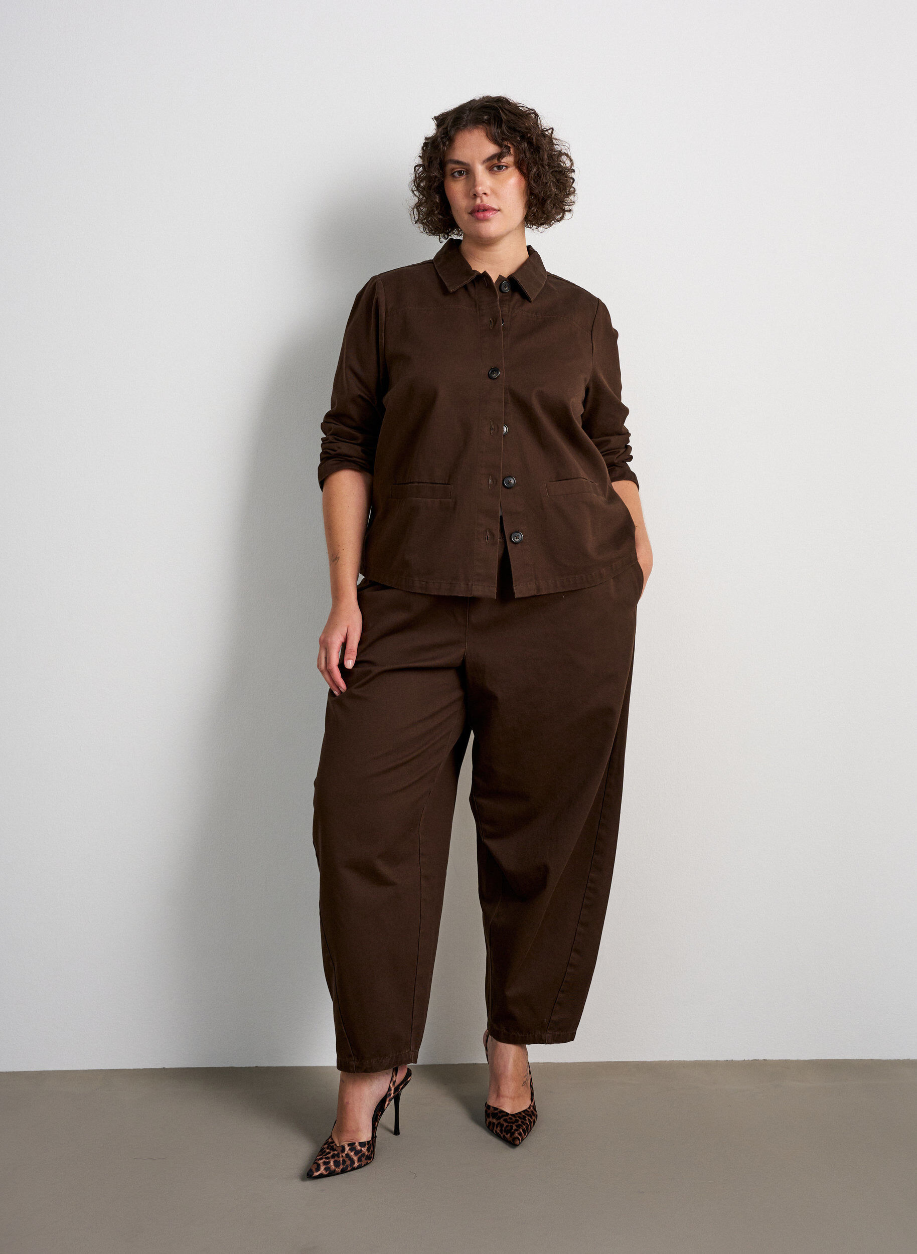 Barrel jeans with a high waist and elasticated waistband, Brown, Model