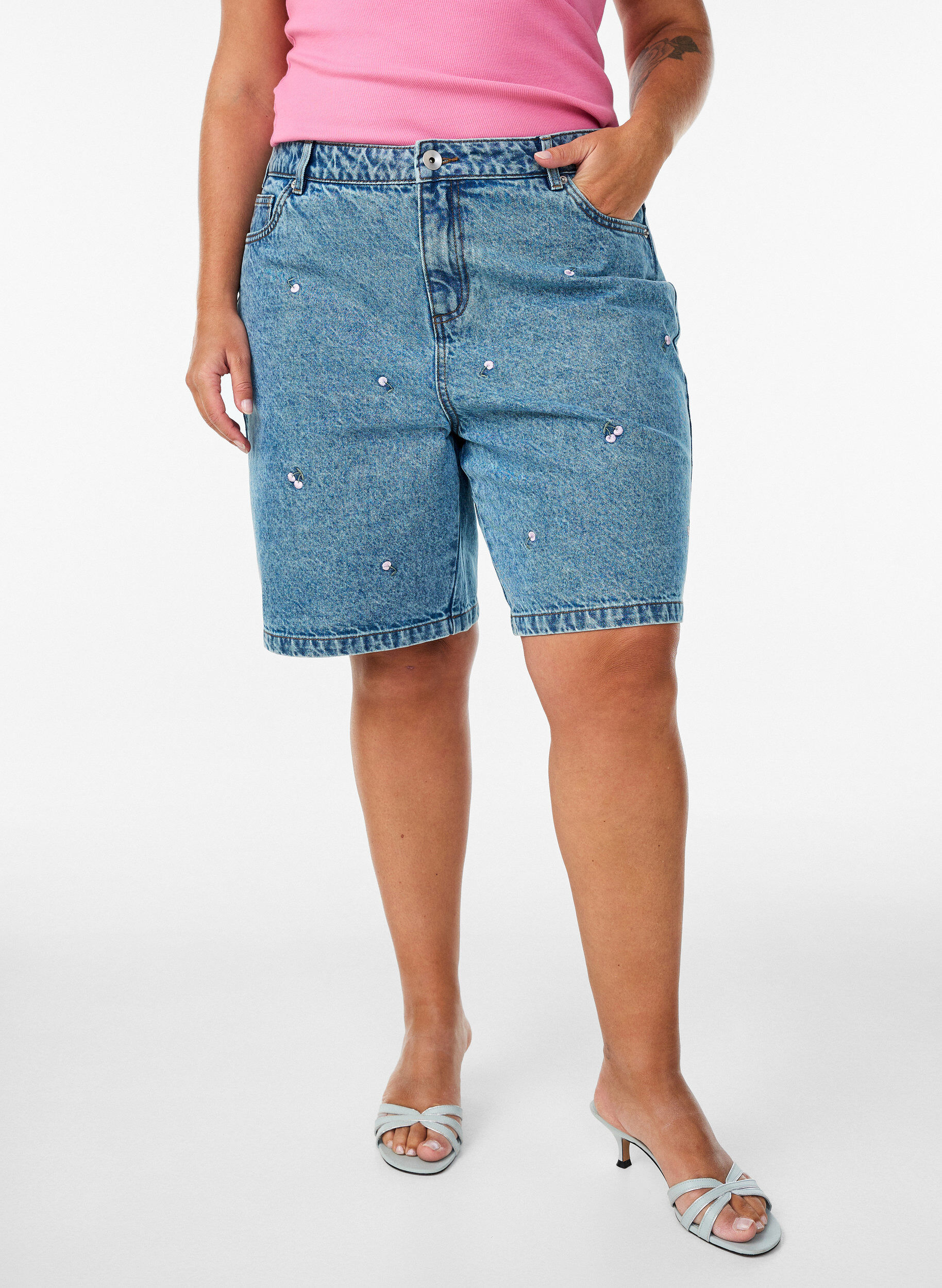Zizzifashion High-waisted denim shorts with embroidered motifs, Blue, Model image number 3