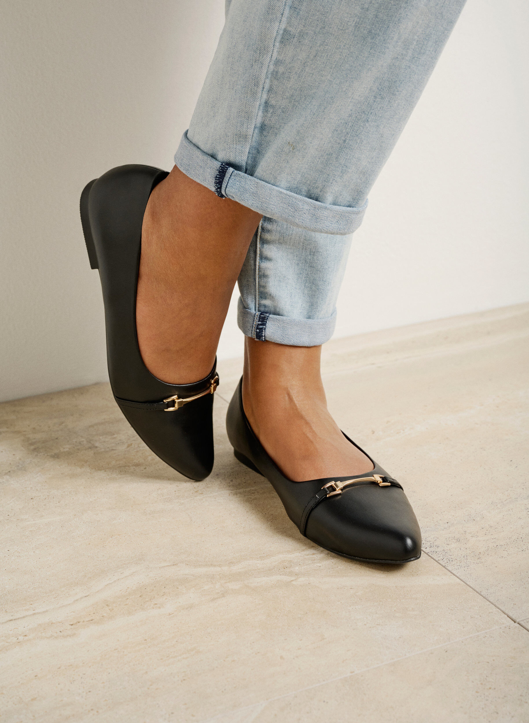 Zizzifashion Wide fit ballerina with gold-colored buckle, Black, Image image number 0