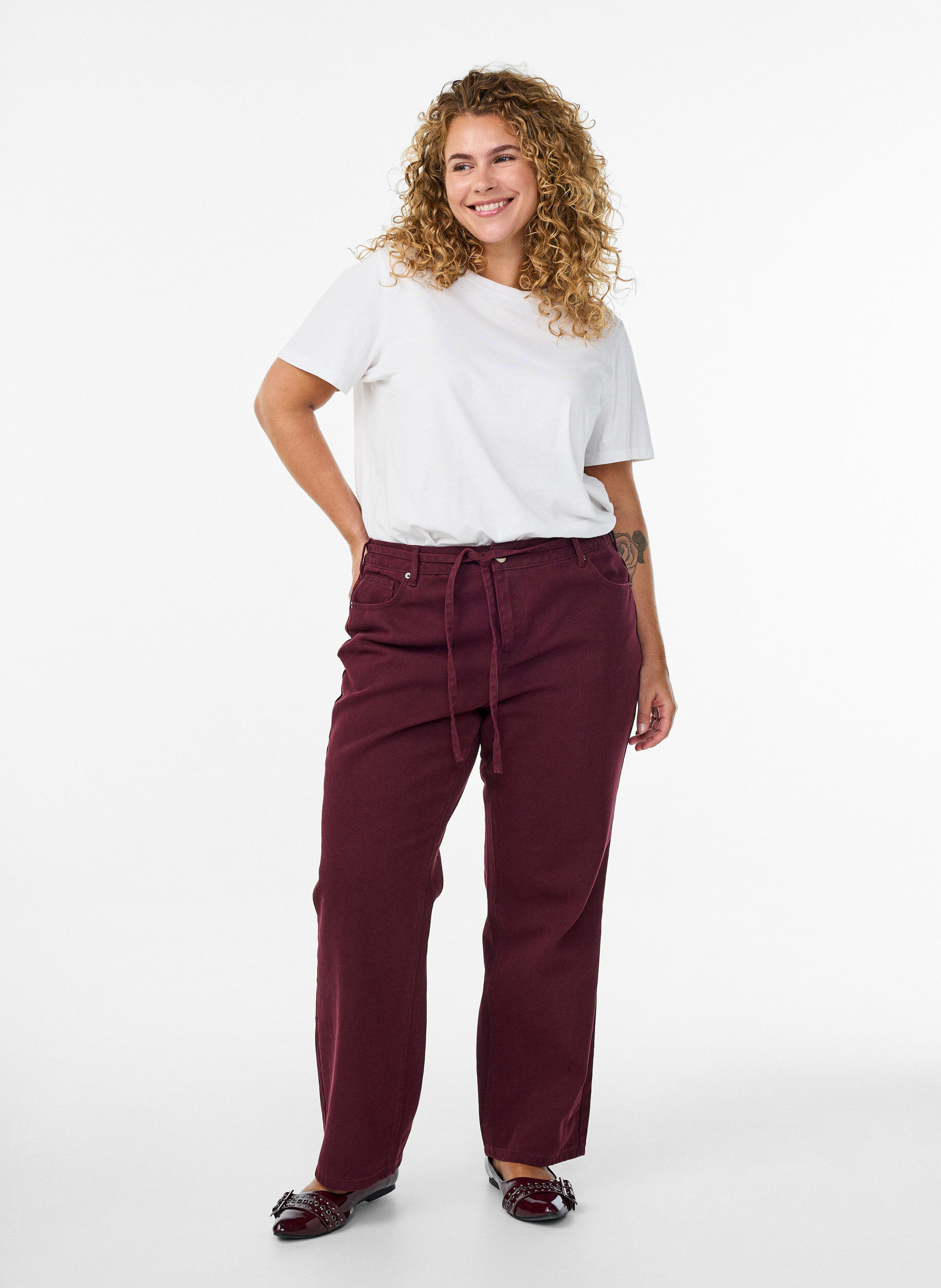 Coloured high-waisted jeans with a tie-belt, Red, Model