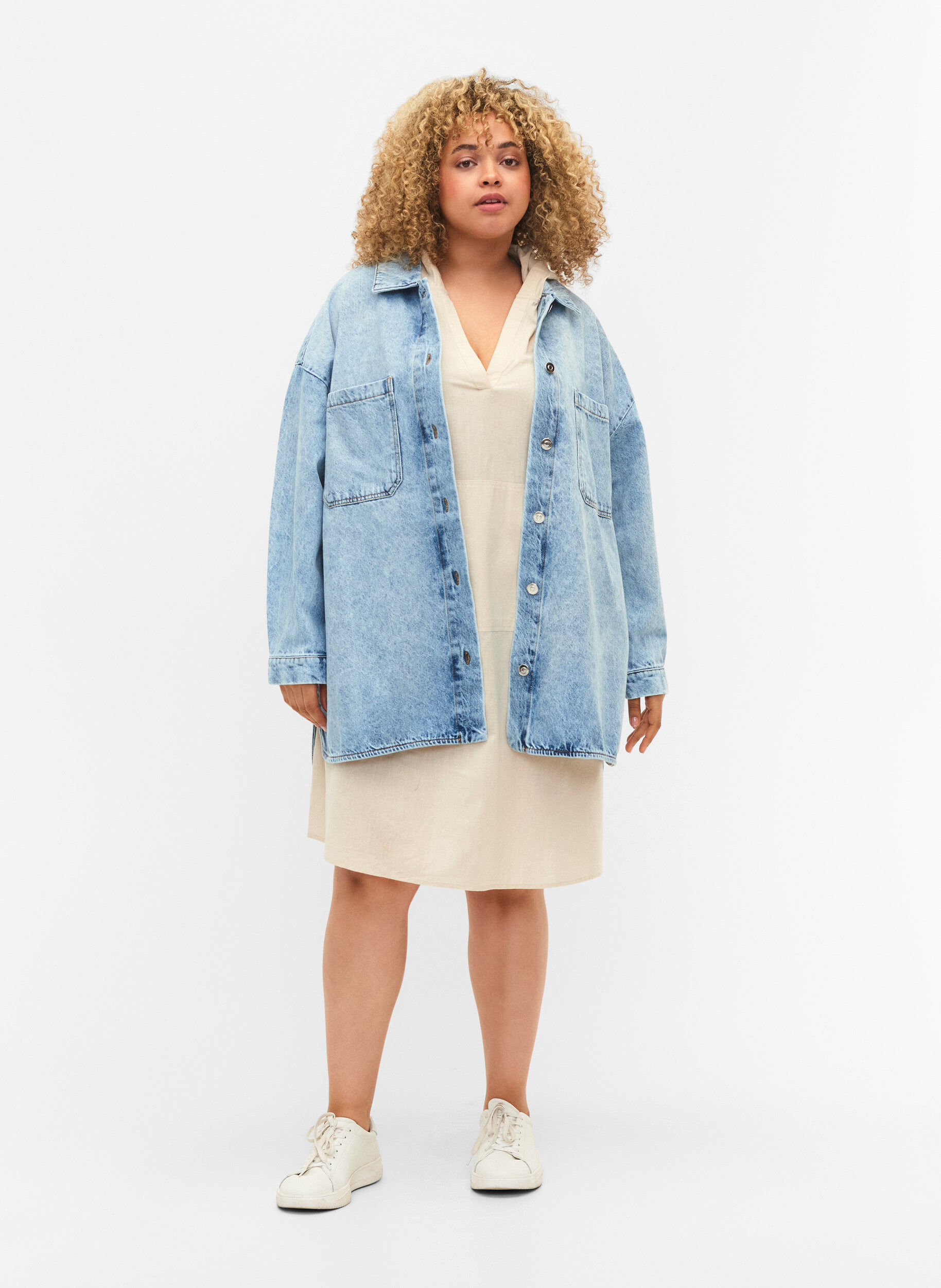 Zizzifashion Loose-fitting denim jacket with buttons, Light blue denim, Model image number 2