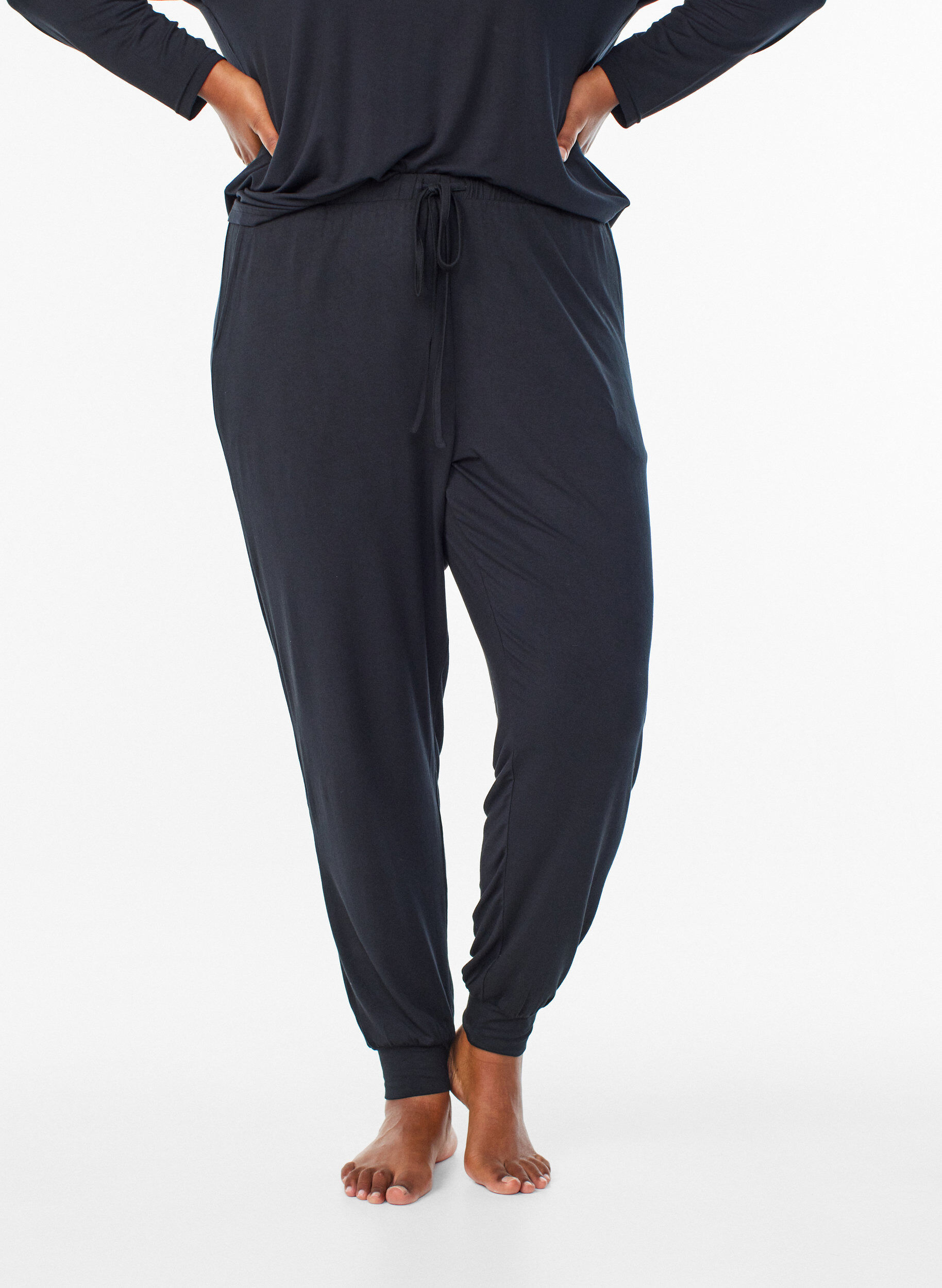 ZizzifashionNight trousers in modal with high waist, Black, Model image number 2