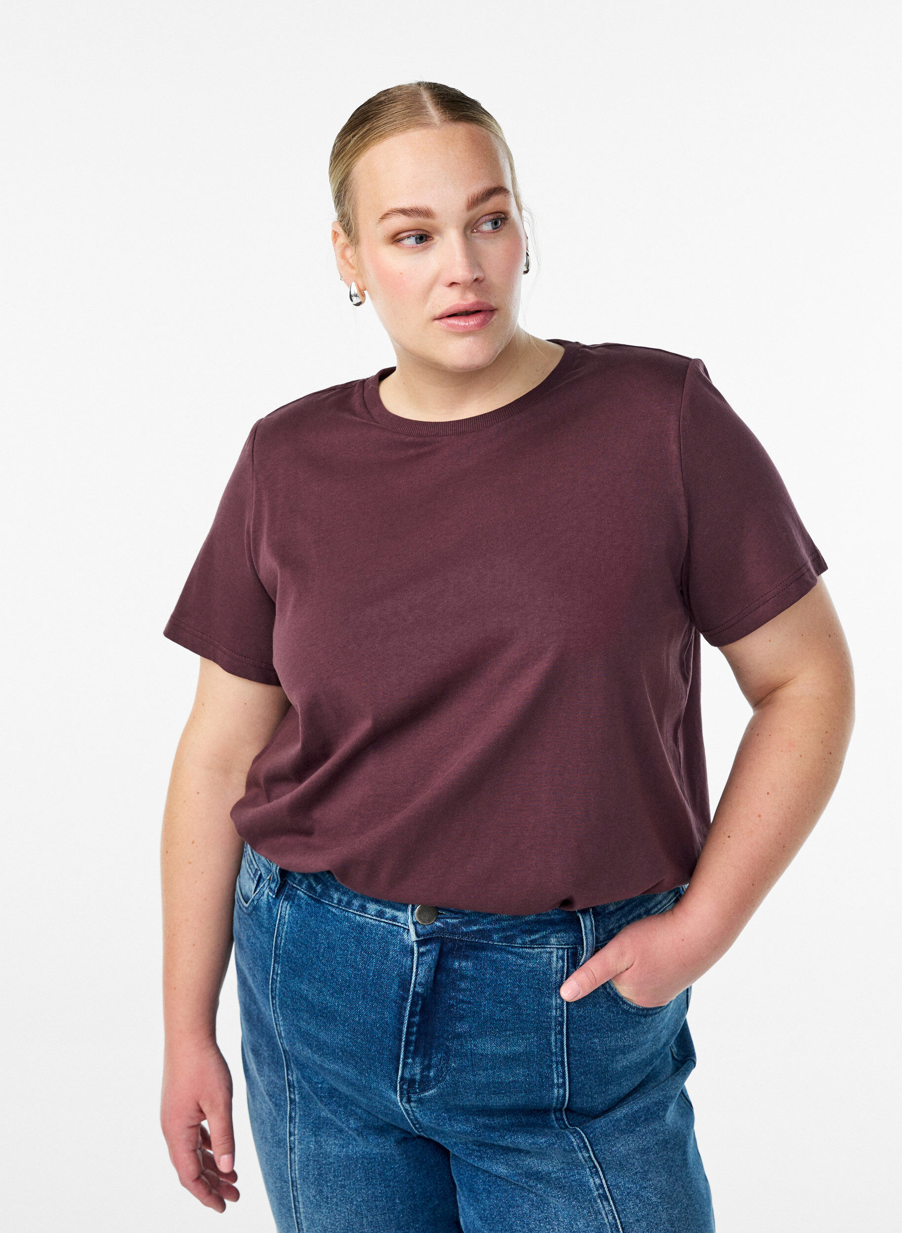 Basic cotton t-shirt with shoulder pads, Dark Bordeaux, Model