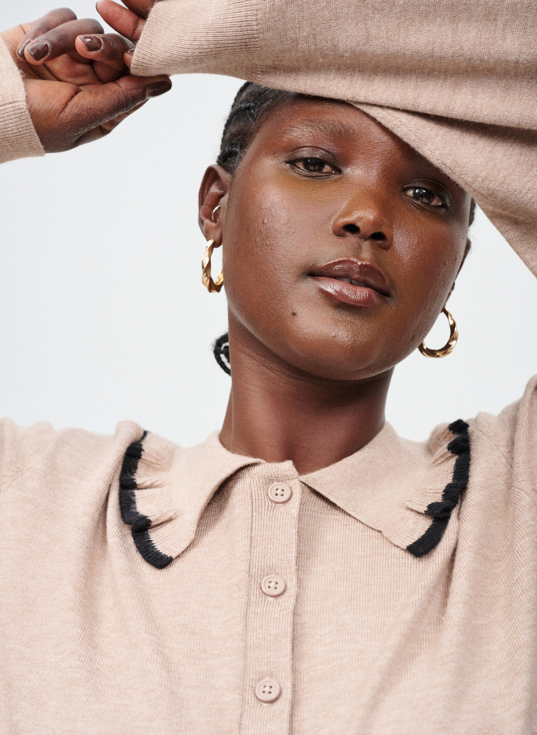 Zizzifashion Knitted blouse with a ruffled polo collar, Beige, Image image number 0