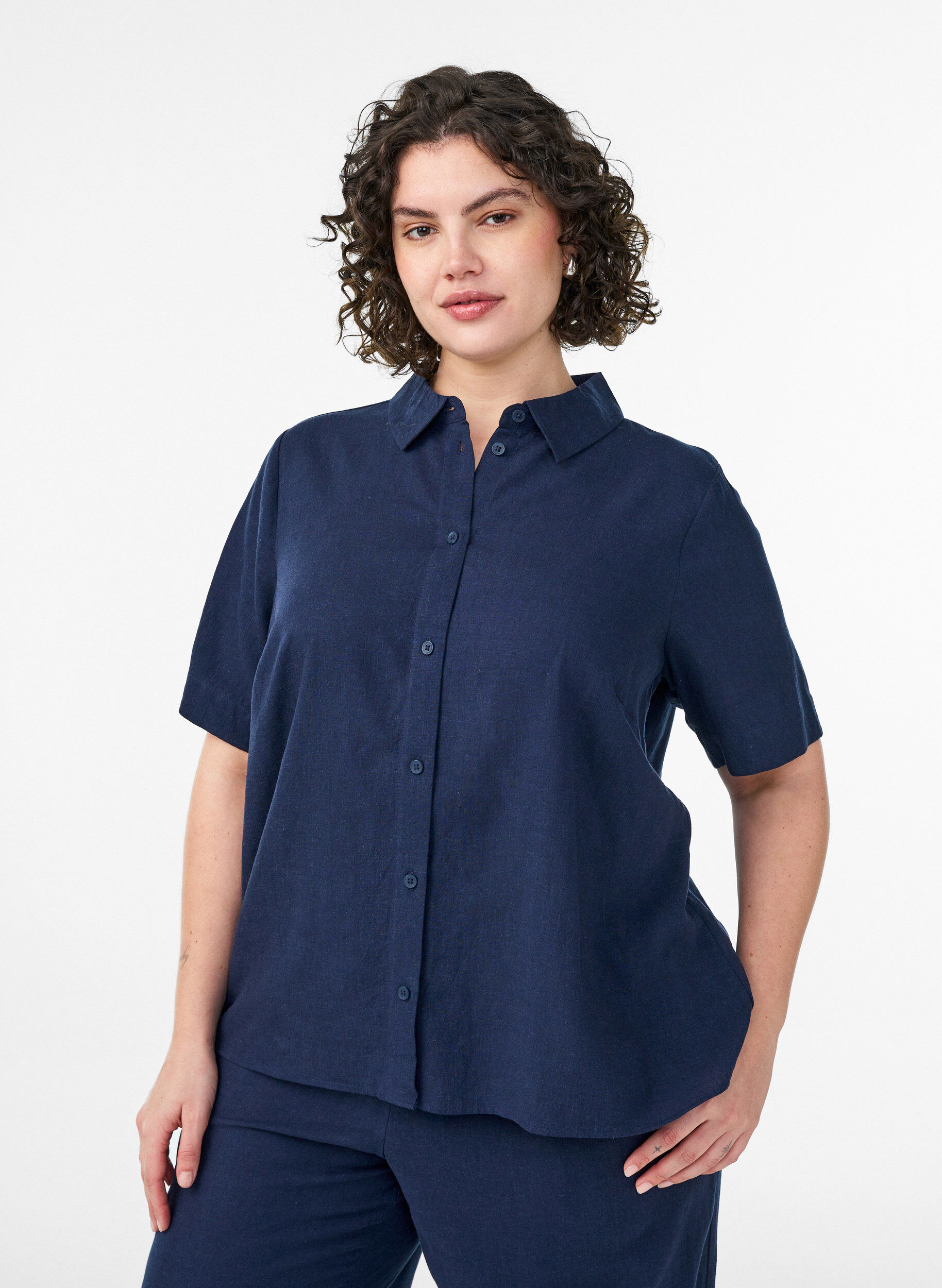 Short-sleeved shirt in linen and viscose, Blue, Model