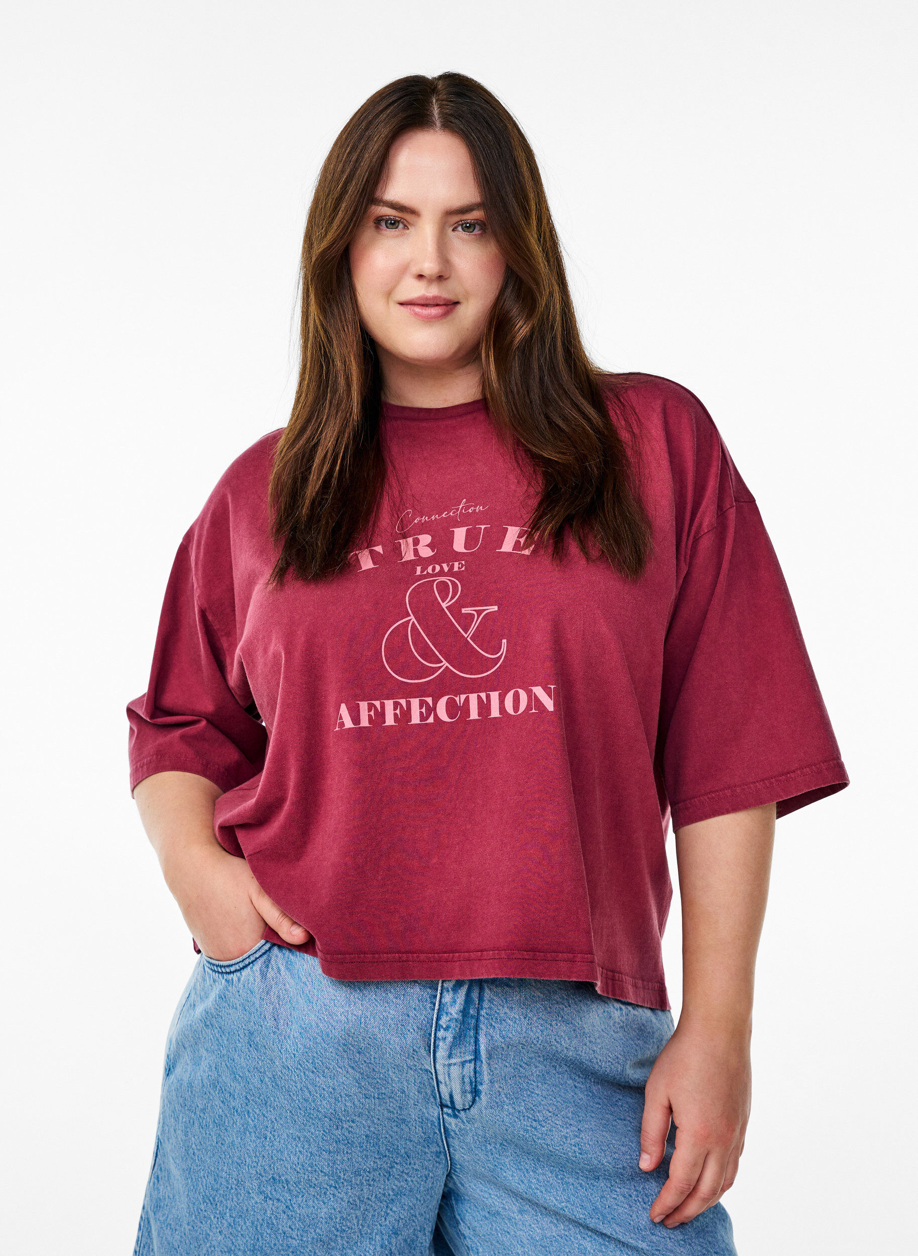 Short T-shirt with a loose fit, Dark Bordeaux, Model