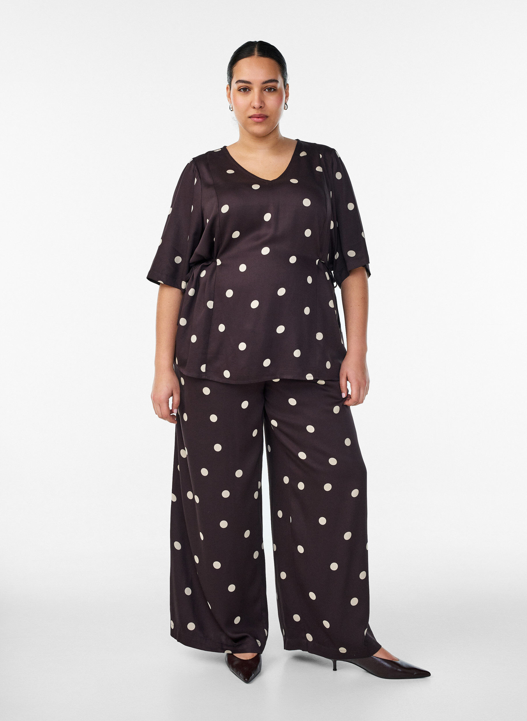 Viscose trousers with polka dots and wide legs, Brown, Model