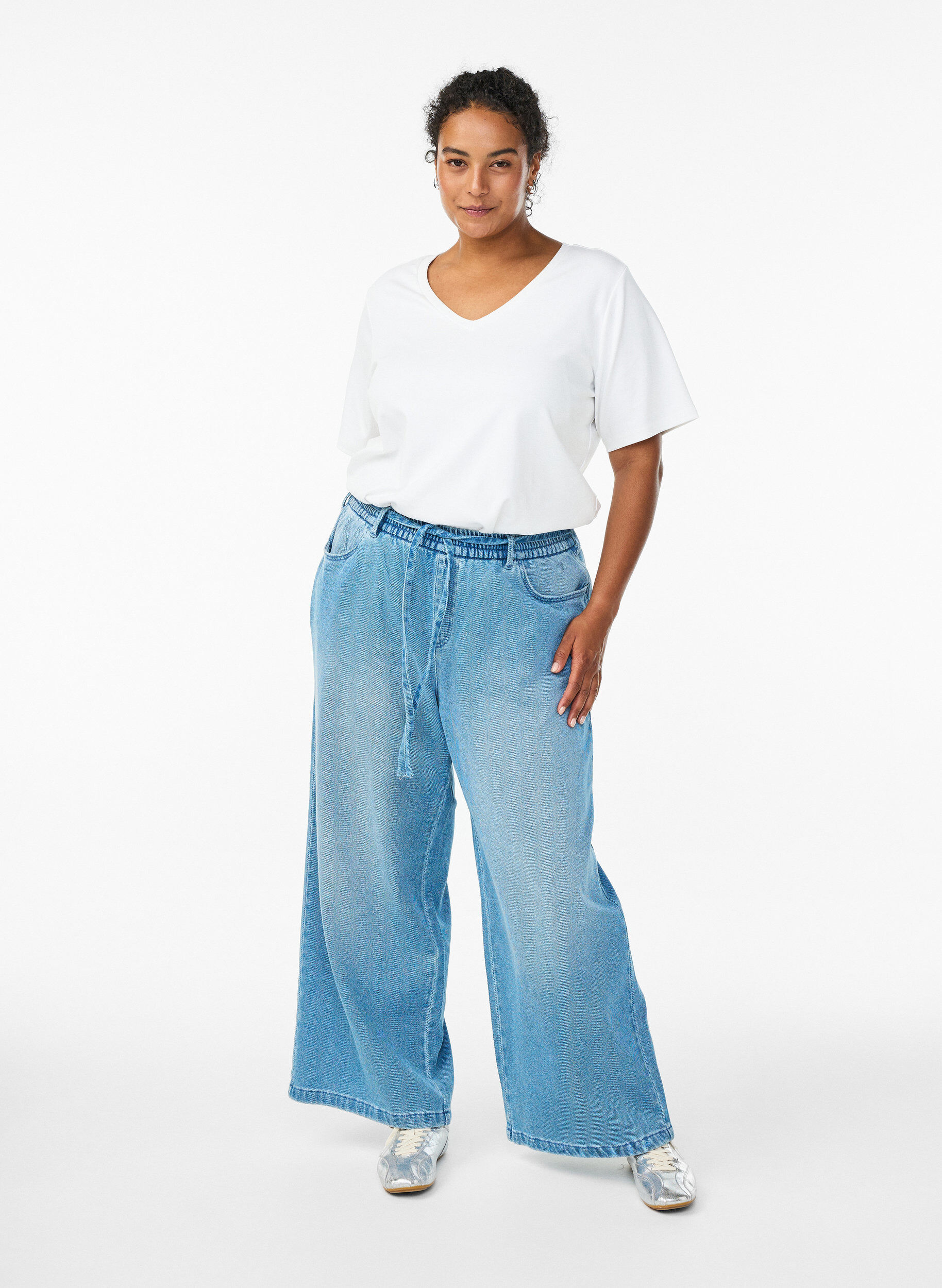 Loose-fit jeans with an elasticated waistband and a drawstring, Light Blue, Model