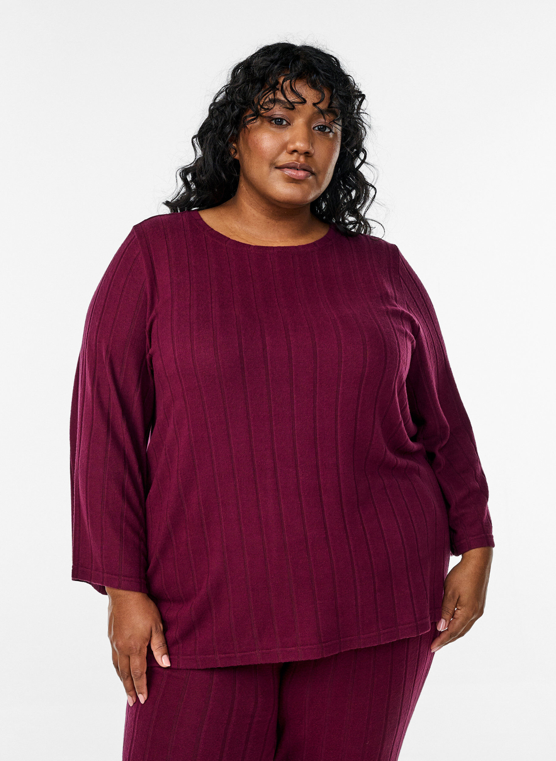 Loose blouse with 3/4 sleeves, Dark Bordeaux, Model