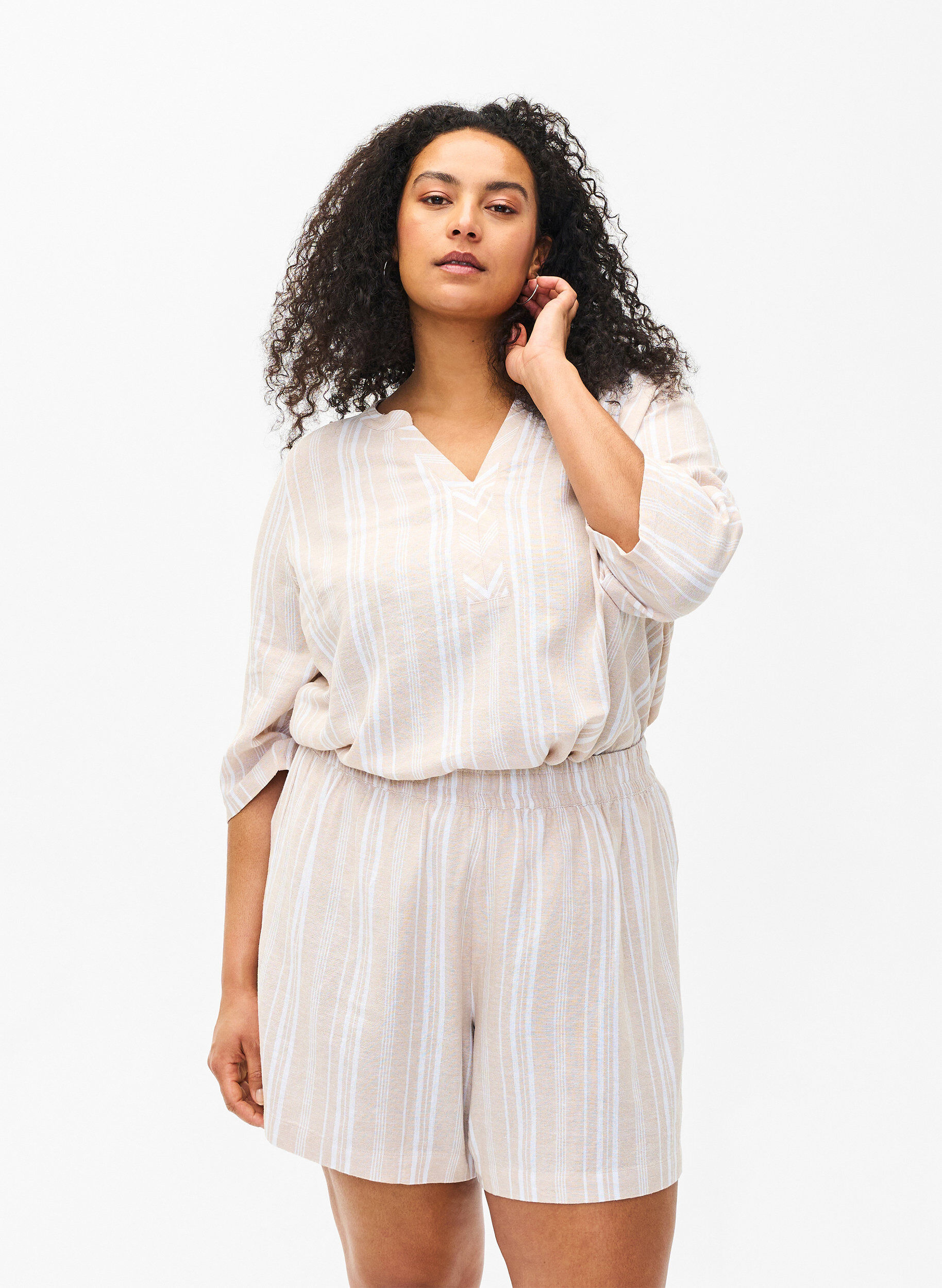 Zizzifashion Striped shorts in a linen-viscose blend, Beige, Model image number 0