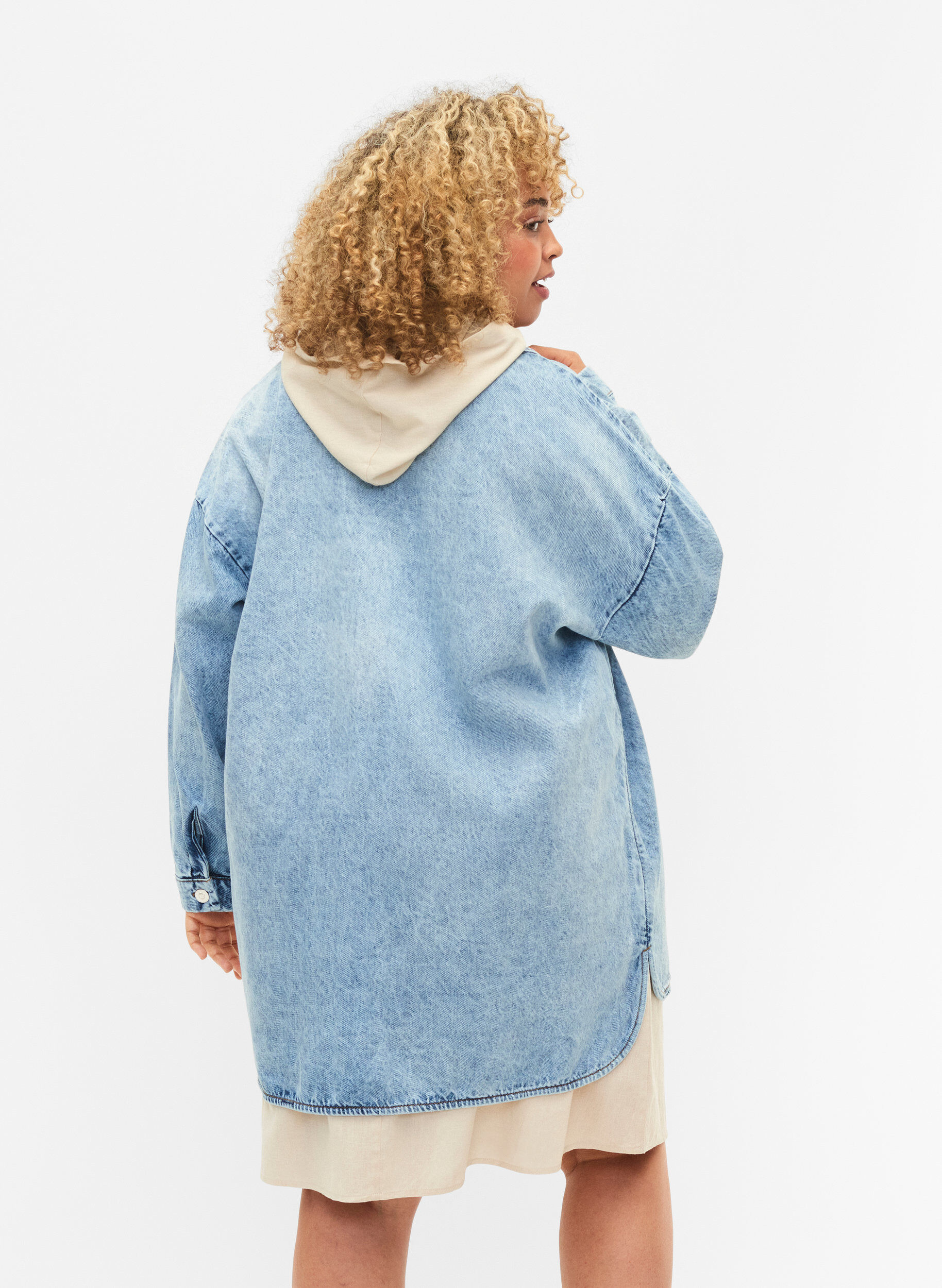 Zizzifashion Loose-fitting denim jacket with buttons, Light blue denim, Model image number 1