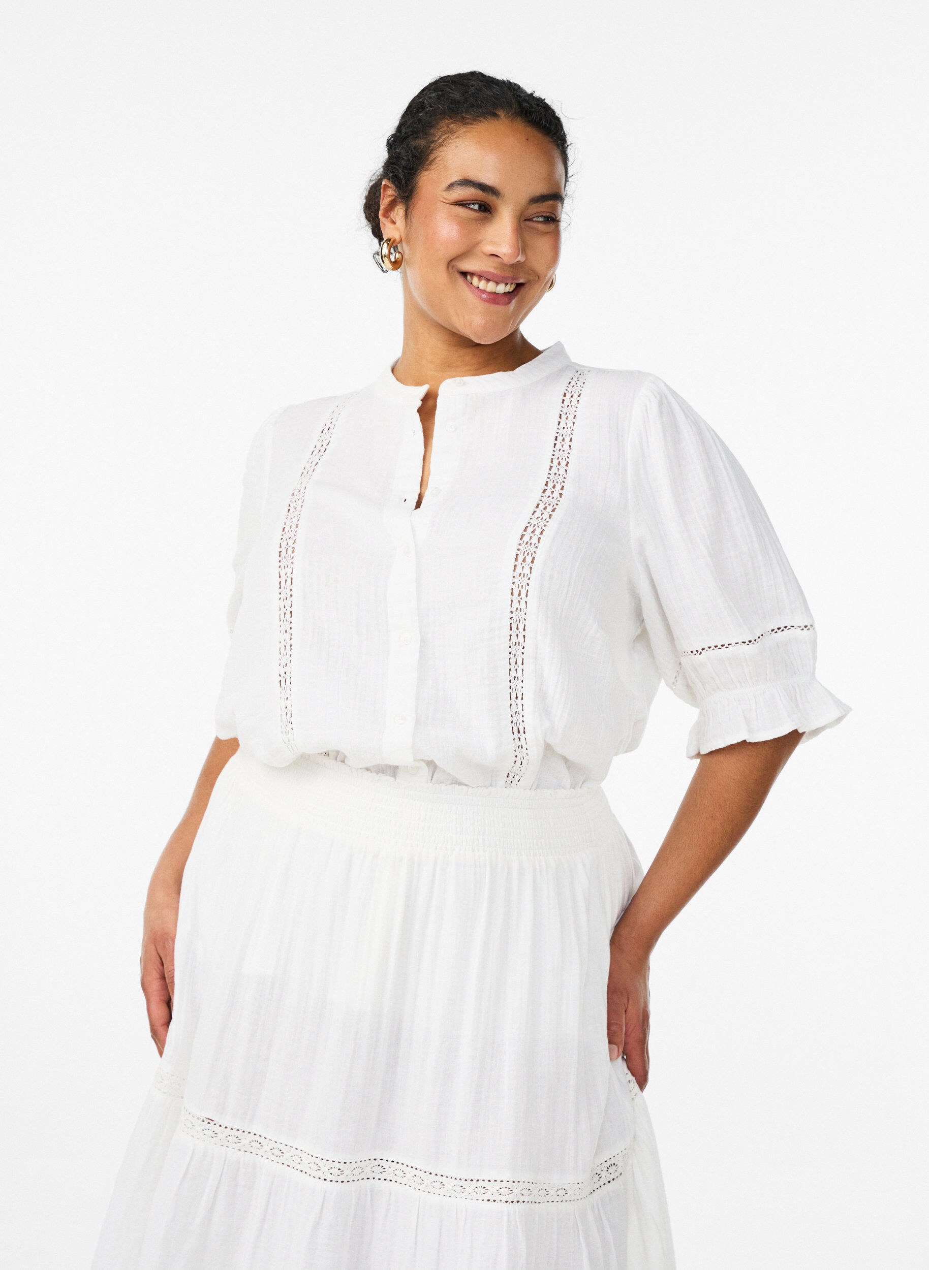 Zizzifashion Short-sleeved cotton muslin blouse with crochet trim, White, Model image number 0