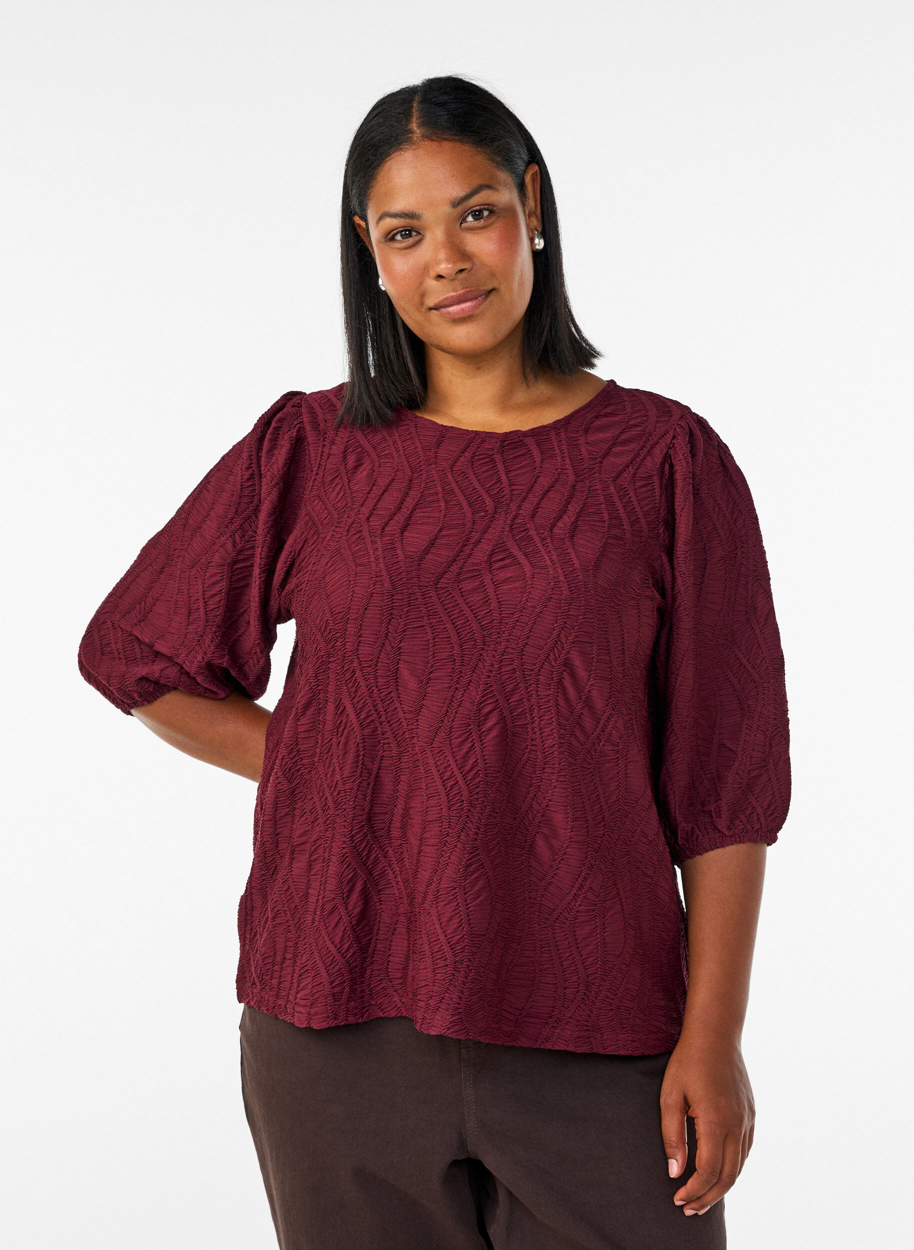 Blouse with texture and 3/4 sleeves, Red, Model