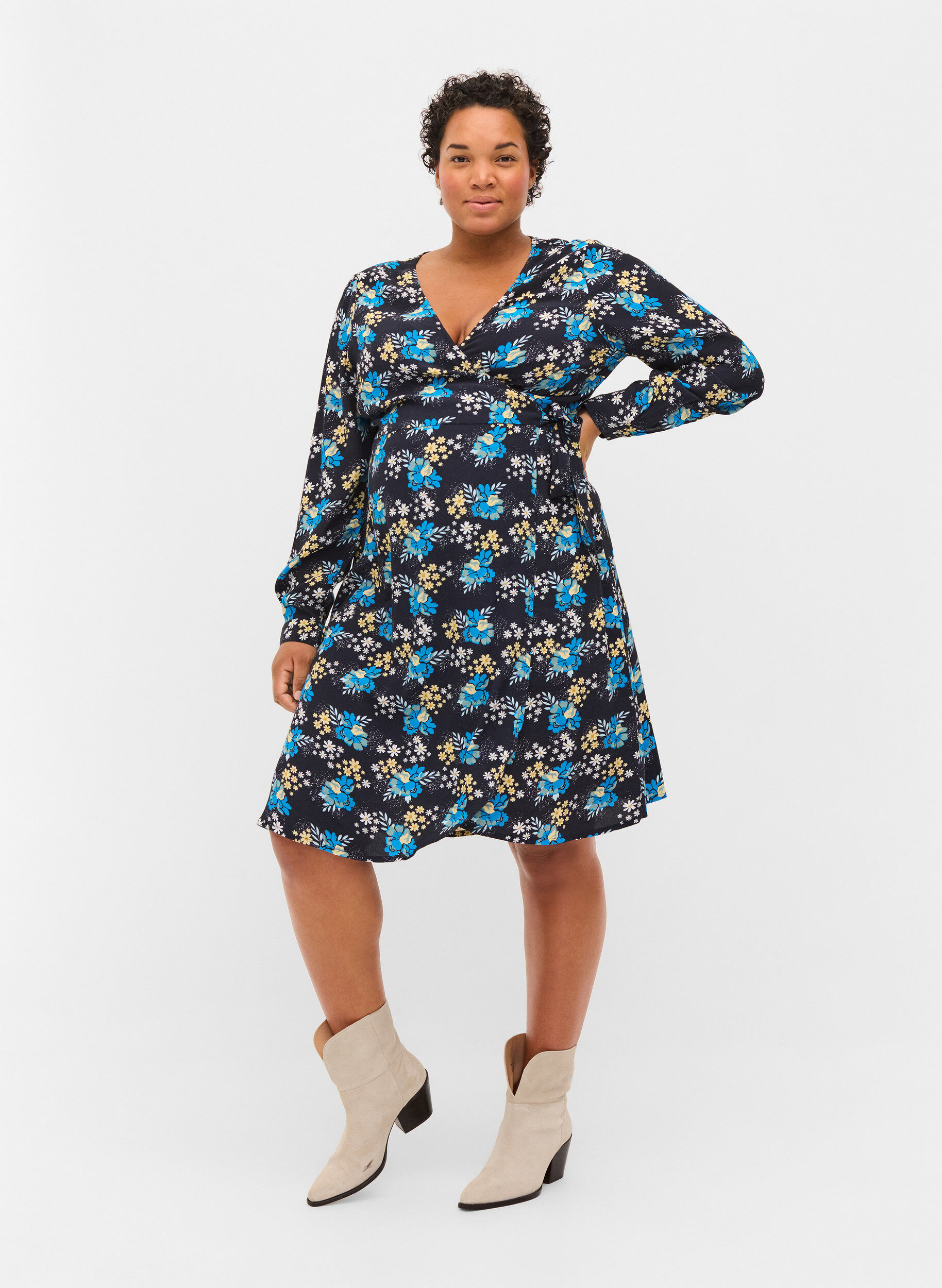 Zizzifashion Floral maternity wrap dress in viscose, Blue, Model image number 1