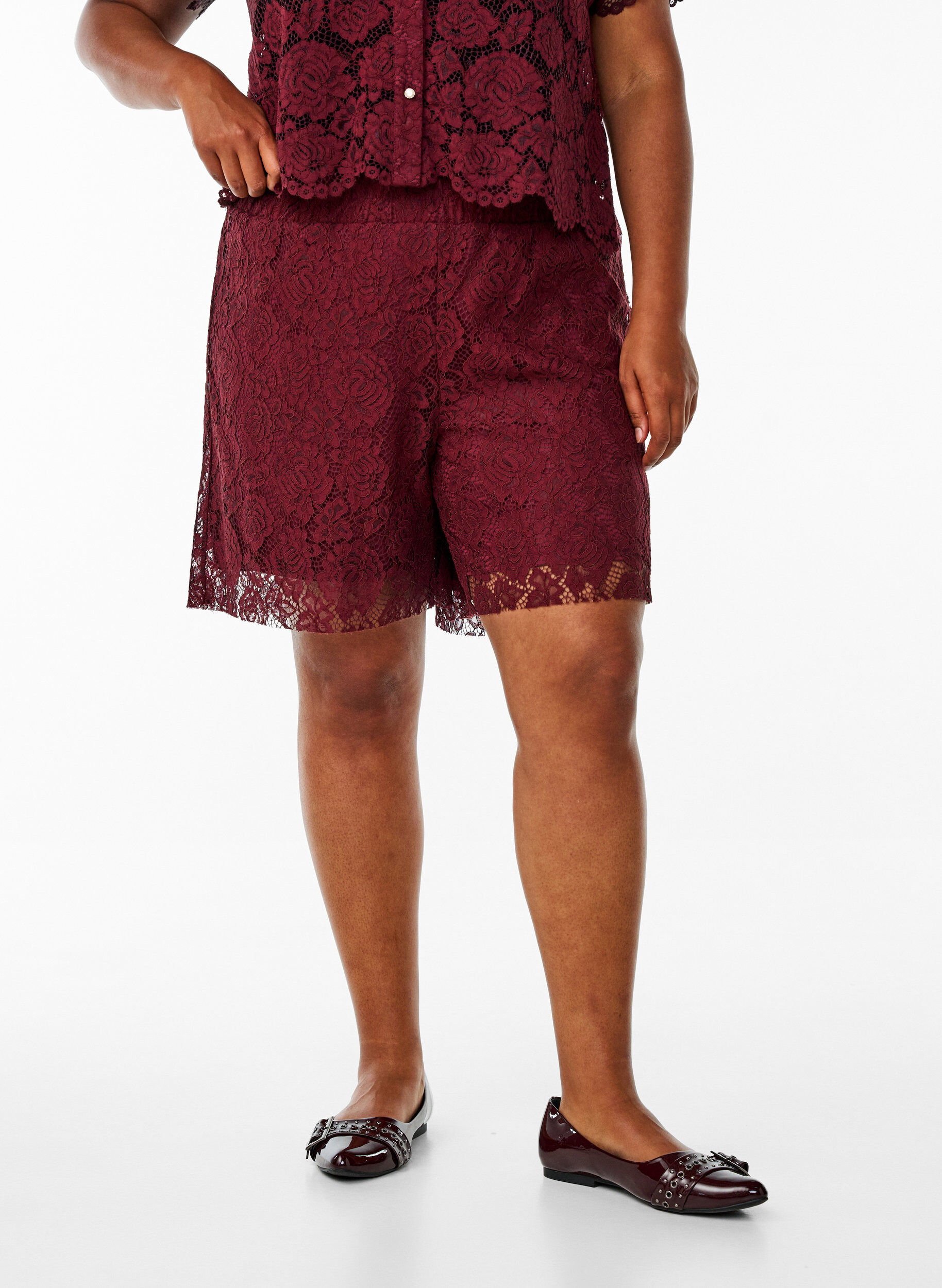 Zizzifashion Loose lace shorts, Dark Bordeaux, Model image number 3