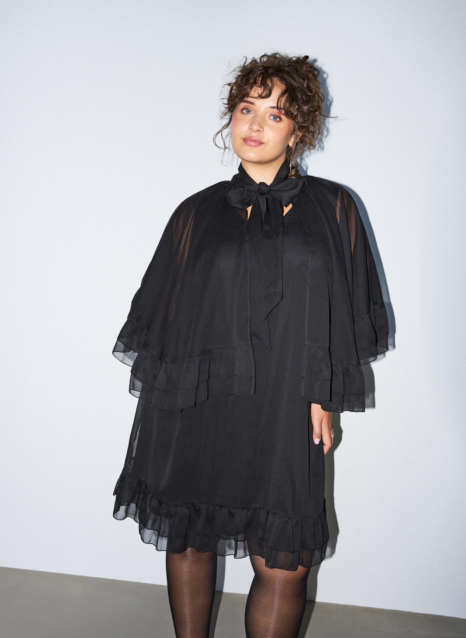 Sleeveless dress with chiffon cape, Black, Model