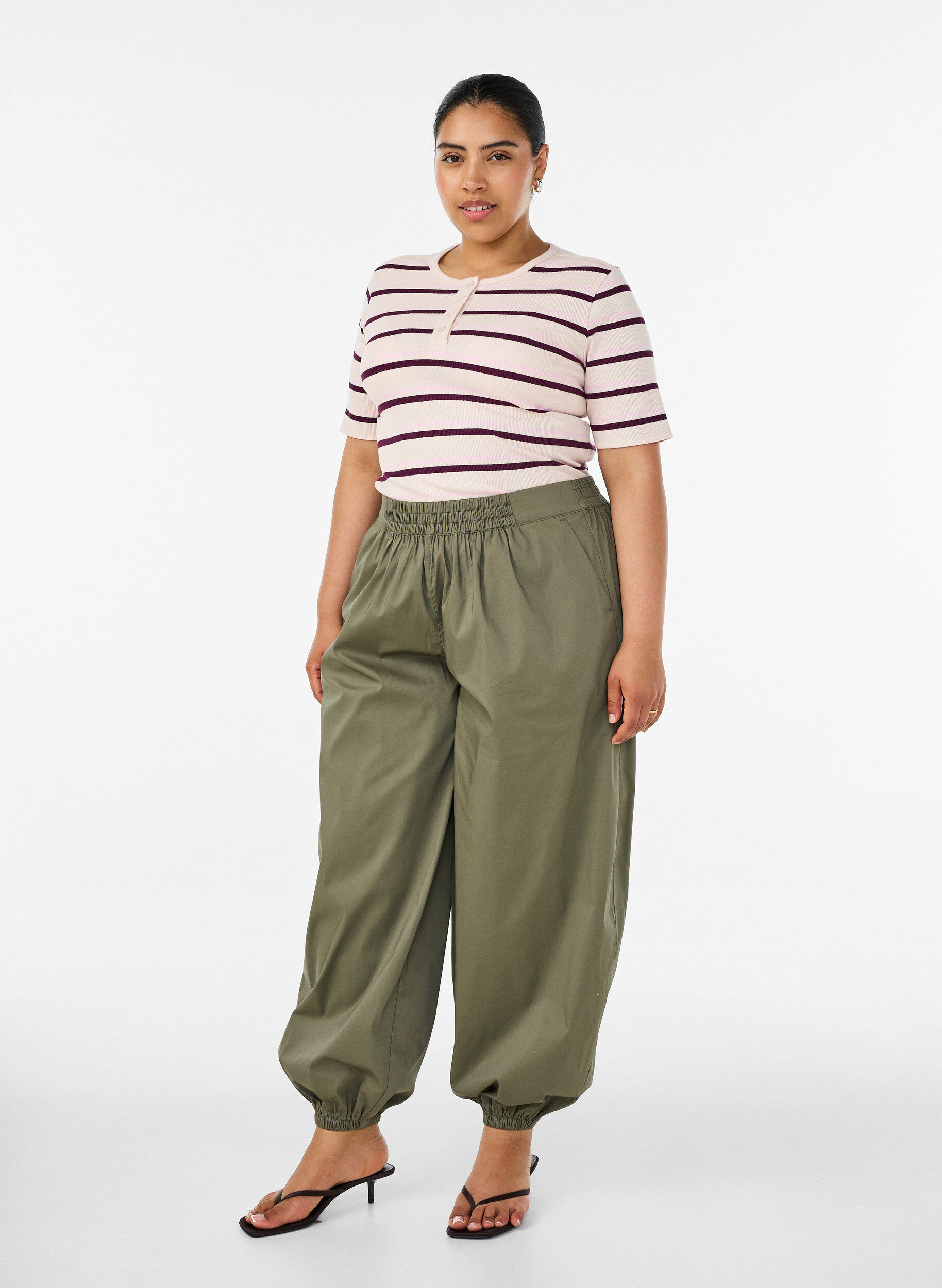 Balloon trousers with pockets and an elasticated waistband, Green, Model