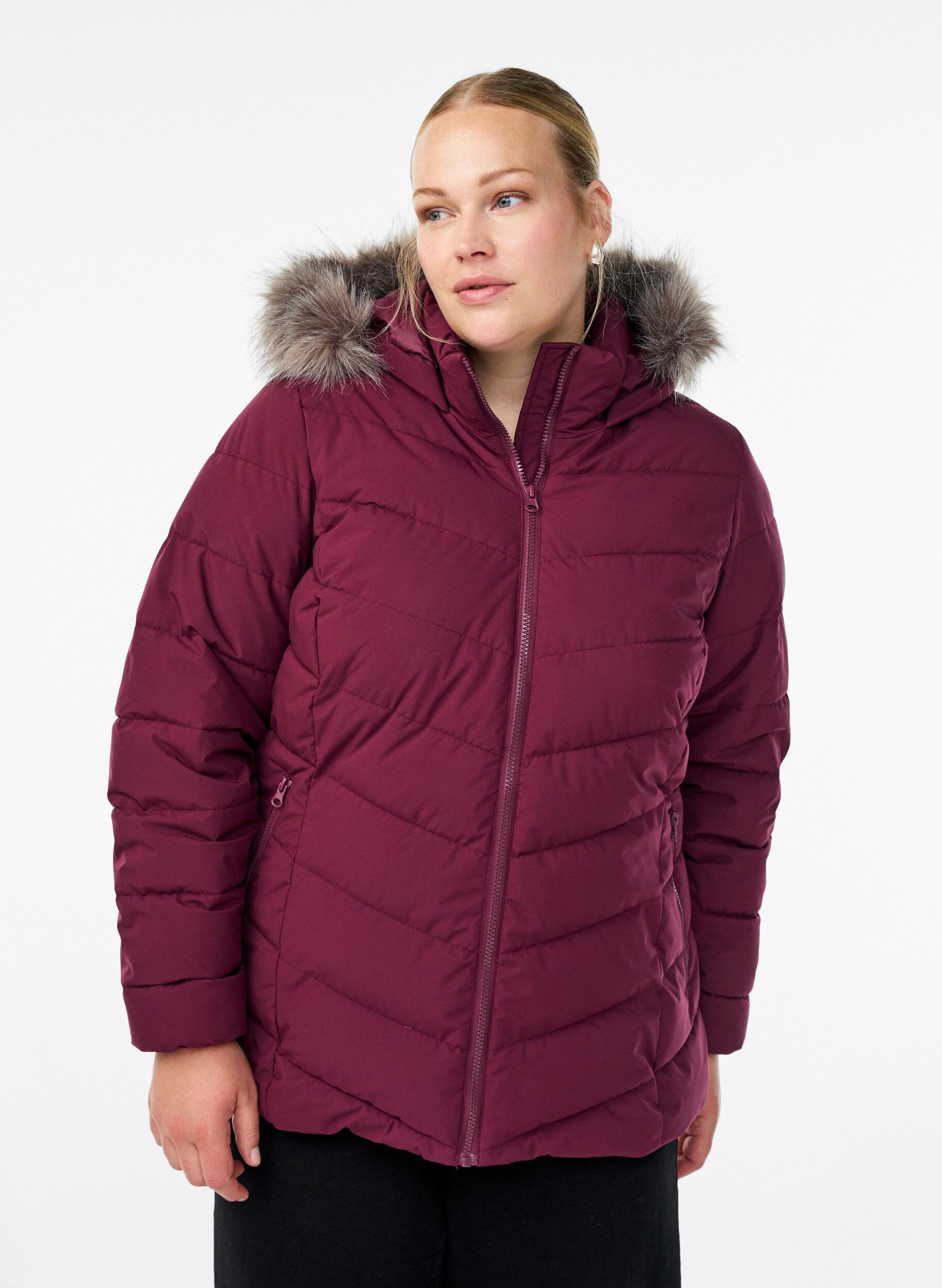 Short puffer jacket with hood, Dark Bordeaux, Model