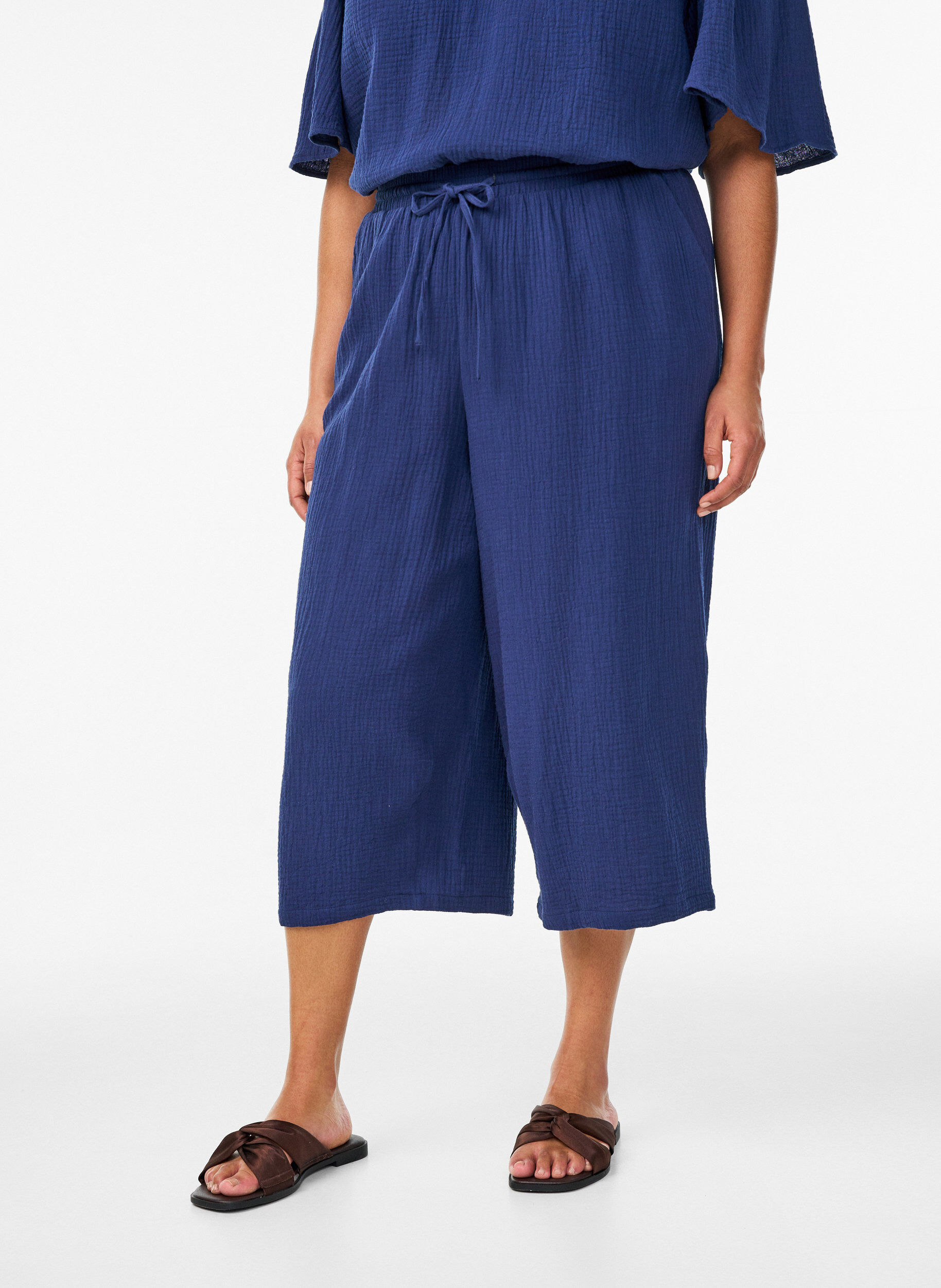 Zizzifashion Blouse in cotton muslin with broderie anglaise and 1/2 sleeves, Blue, Model image number 3