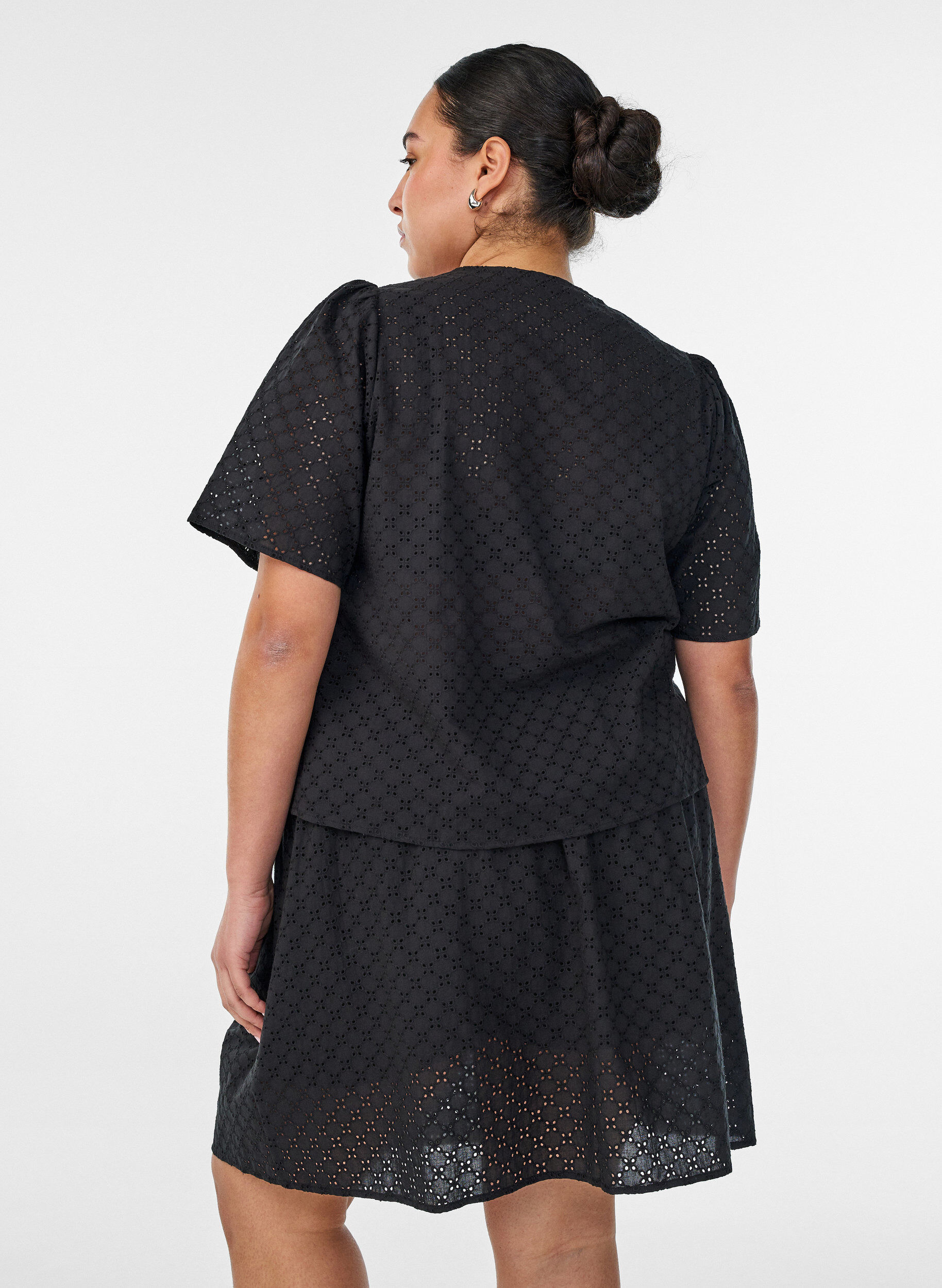 Zizzifashion Short skirt with broderie anglaise and elasticated waist, Black, Model image number 1