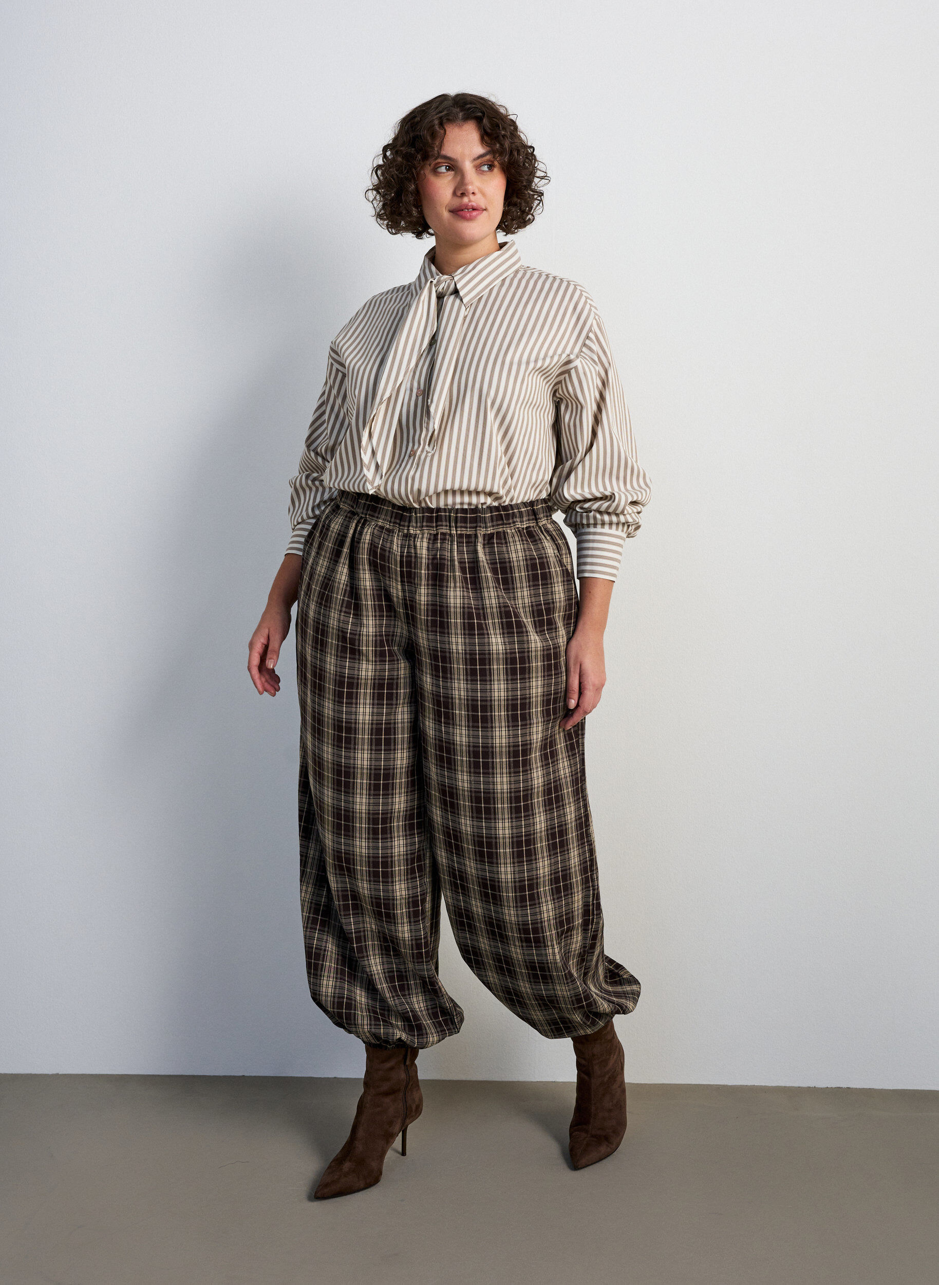 Checked balloon trousers with a high waist, Green, Model