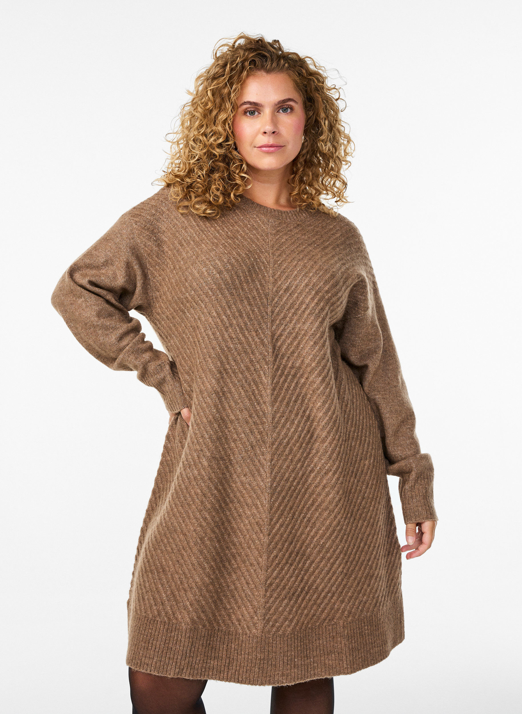 Short knitted dress with a V-shaped textured pattern, Brown, Model
