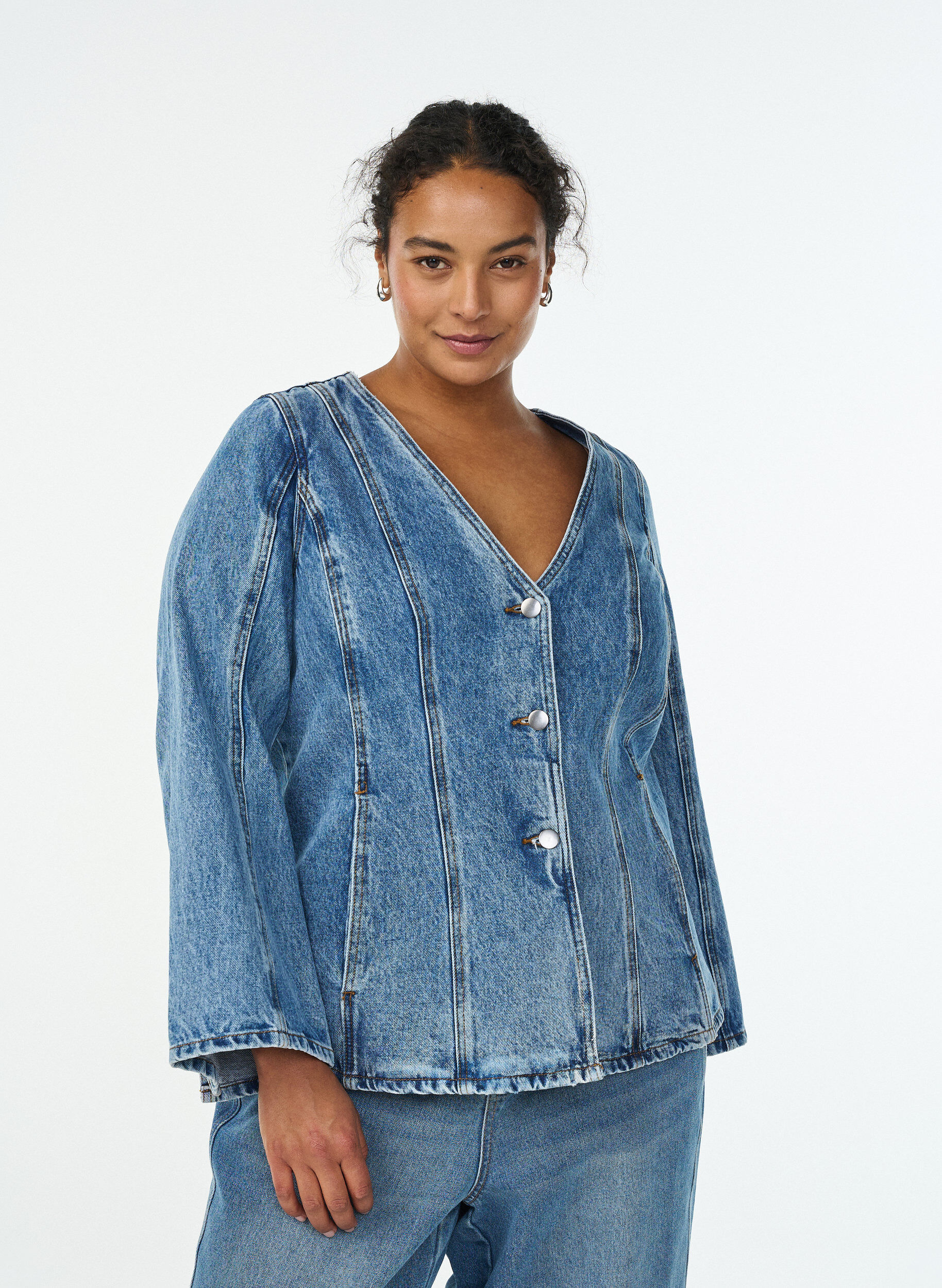 Denim jacket with shaping seams and a V-neck, Blue, Model