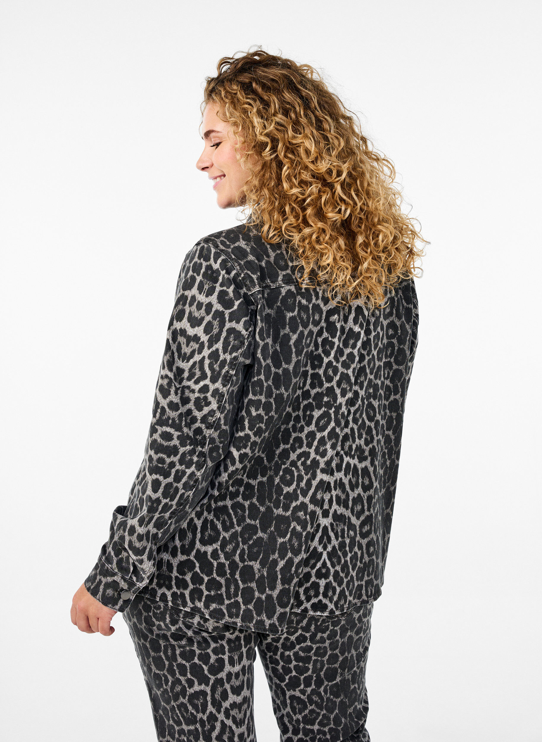 Zizzifashion Leopard print denim shirt with buttons, Dark Grey, Model image number 2