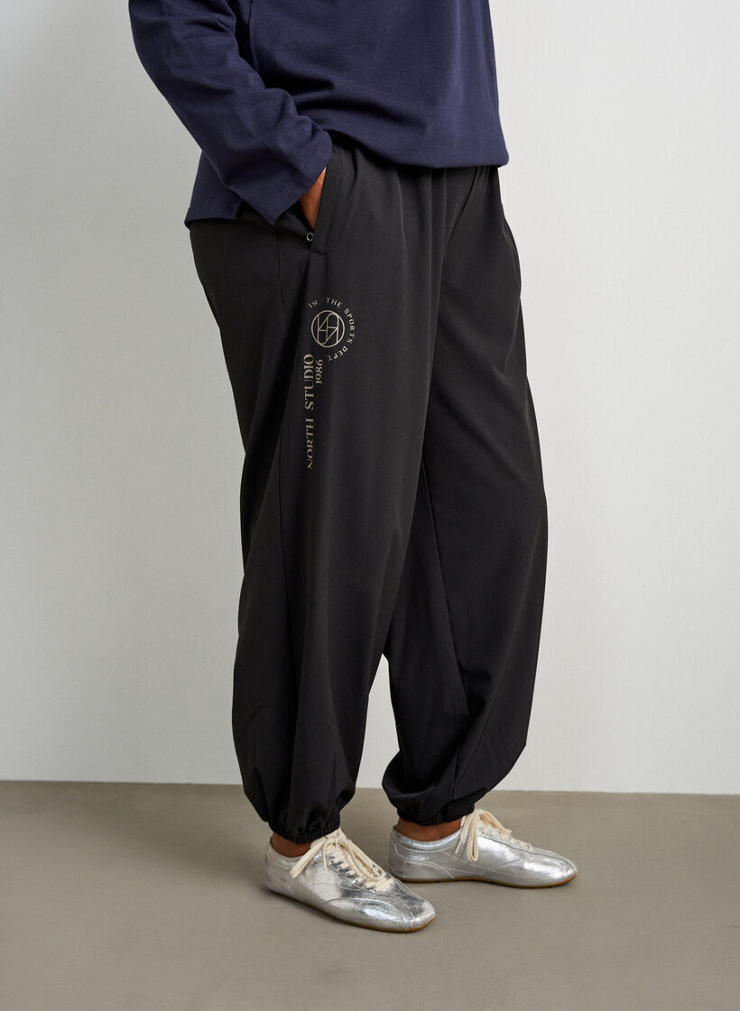 Training trousers with balloon legs, Black, Model image number 2
