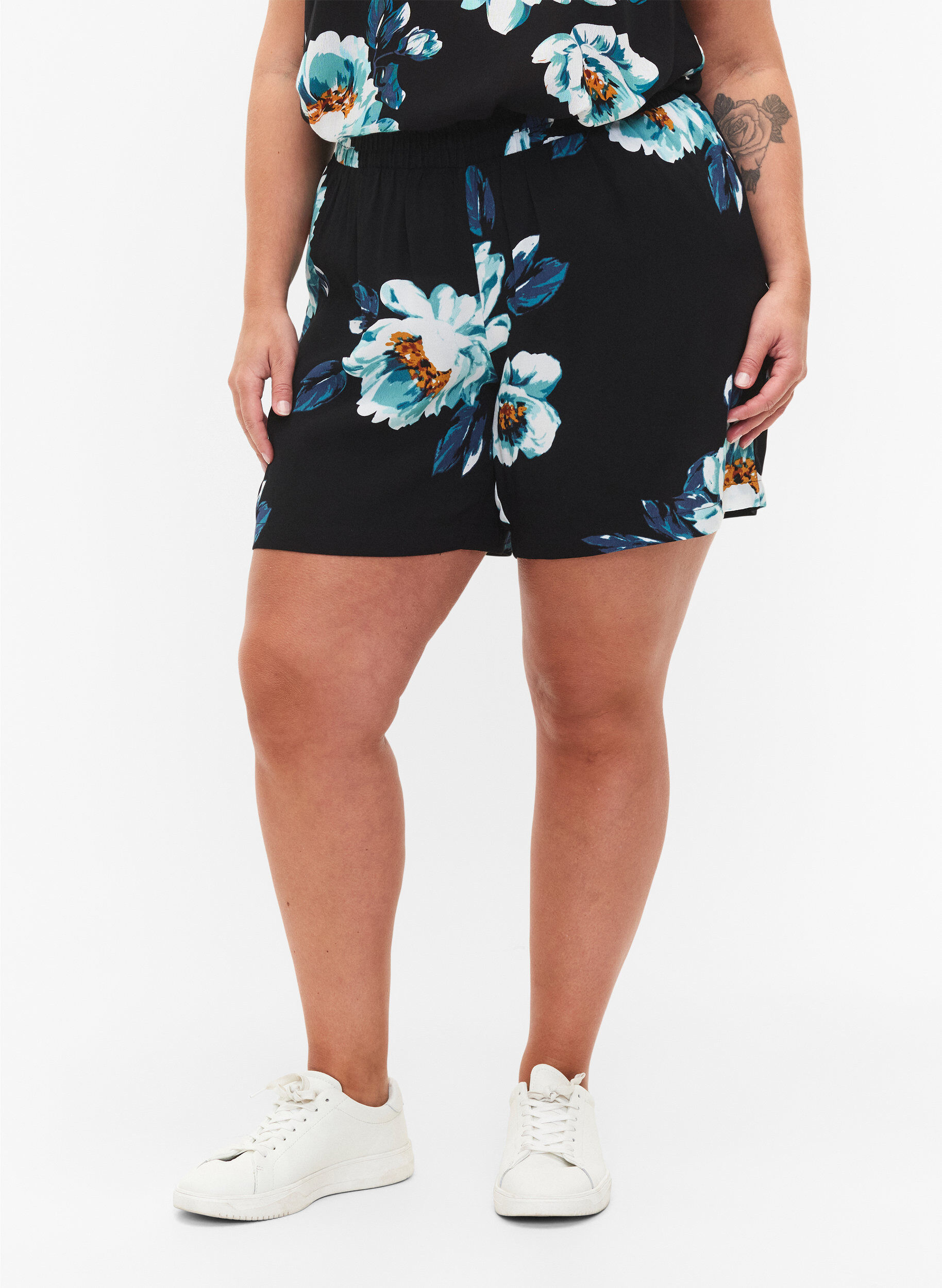 Zizzifashion Loose-fitting shorts in viscose, Black Big Flower, Model image number 2