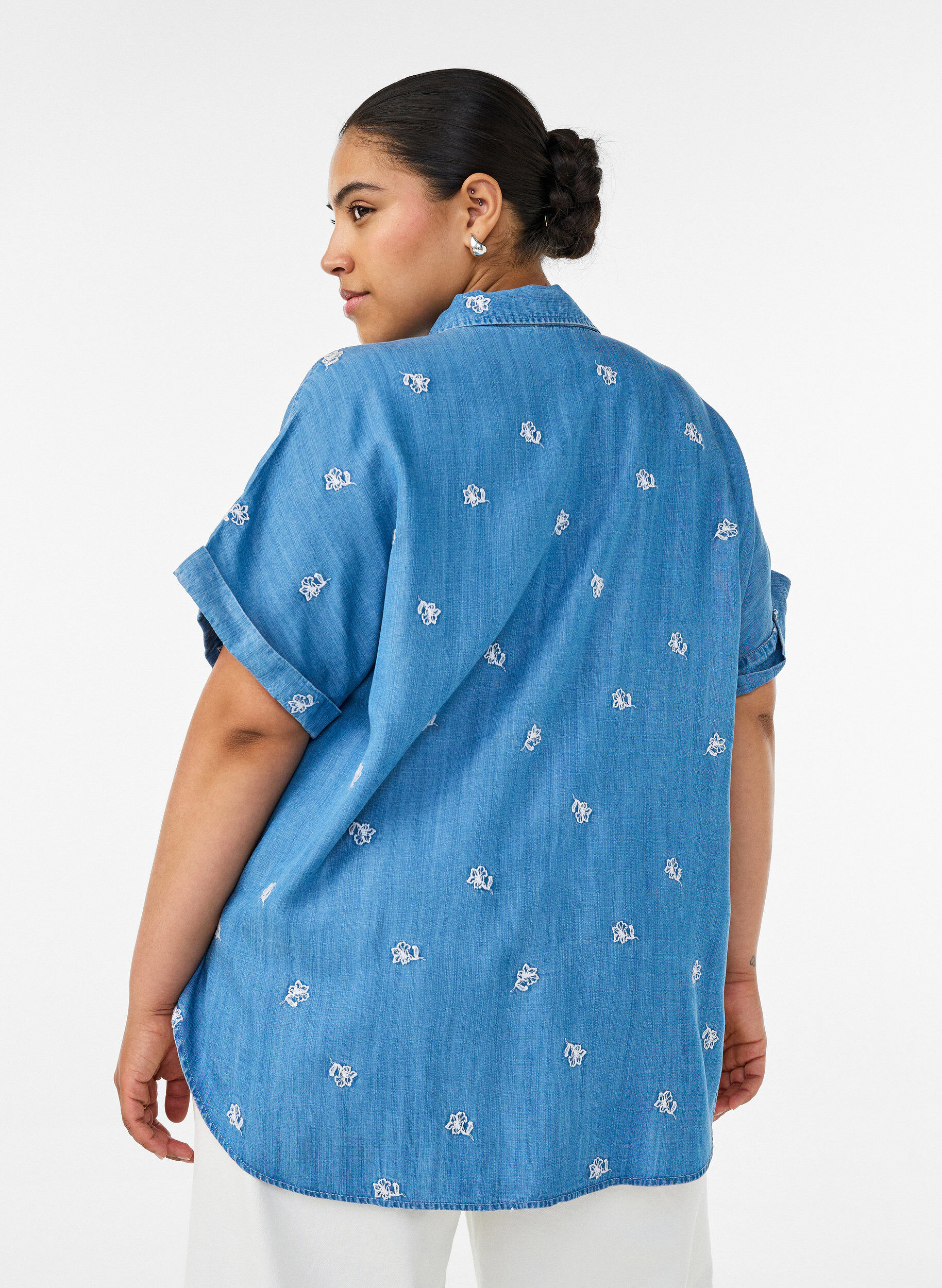 Zizzifashion Denim-look lyocell shirt with floral embroidery, Light Blue, Model image number 2