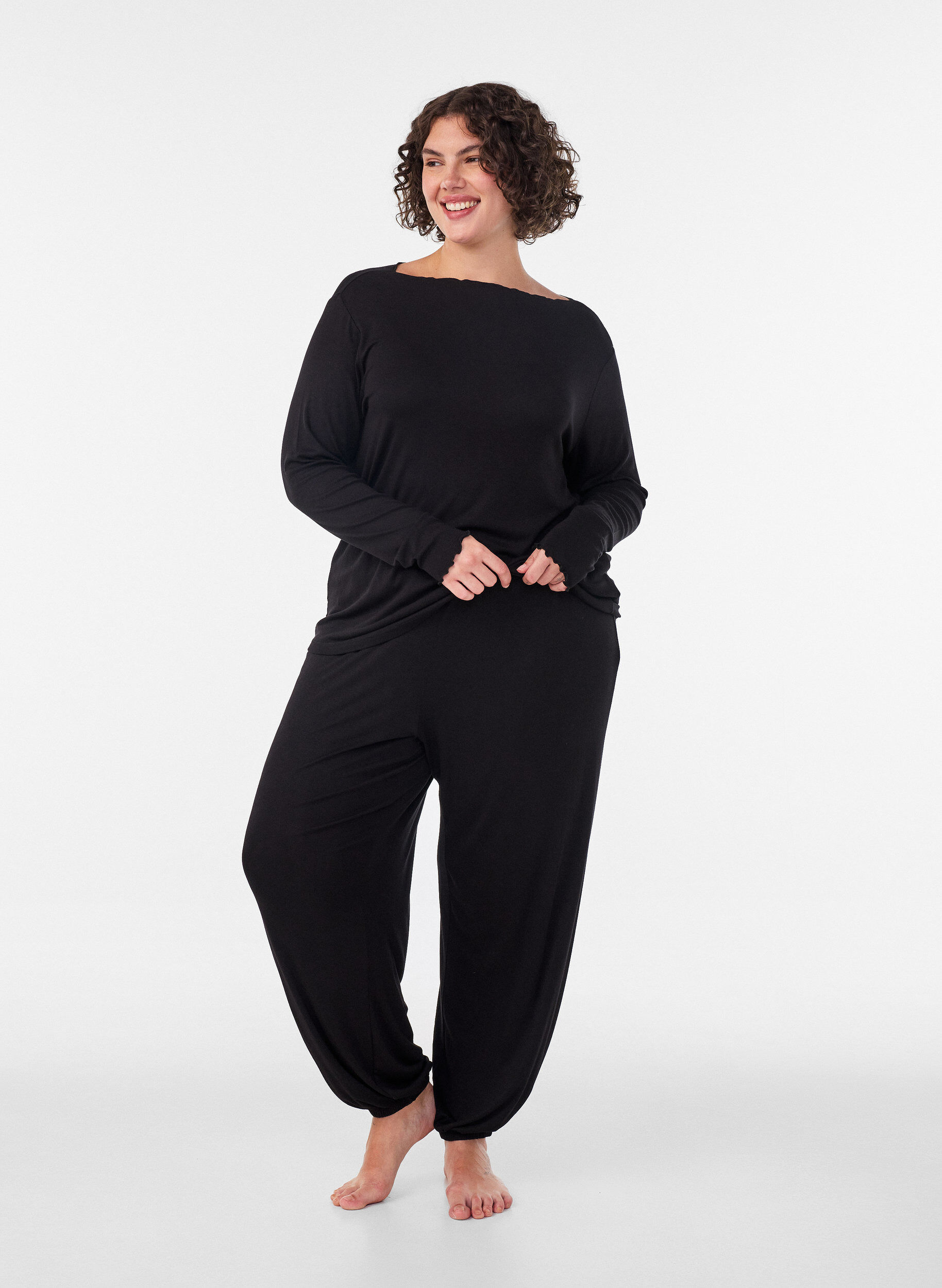 Loose pyjama bottoms in viscose with an elastic waist, Black, Model