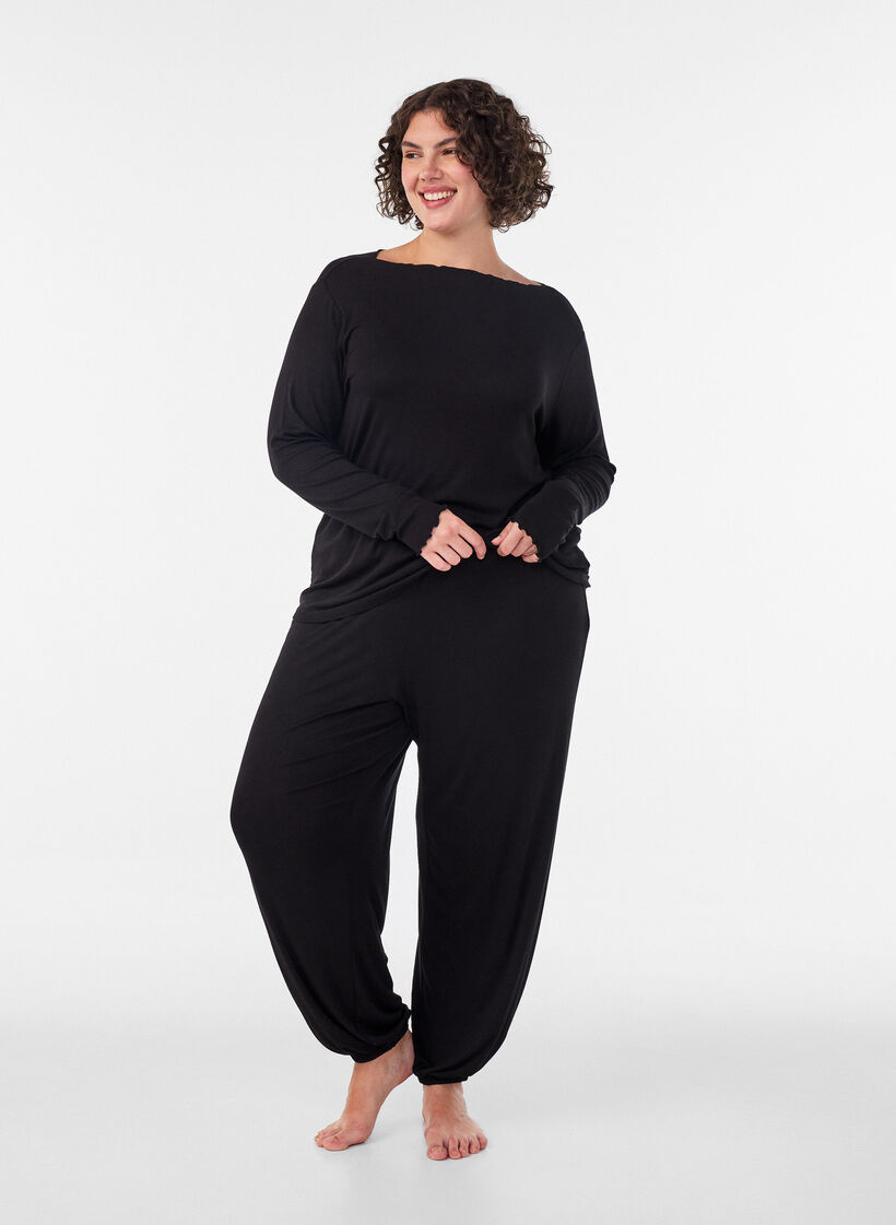 Loose pyjama bottoms in viscose with an elastic waist, Black, Model image number 0