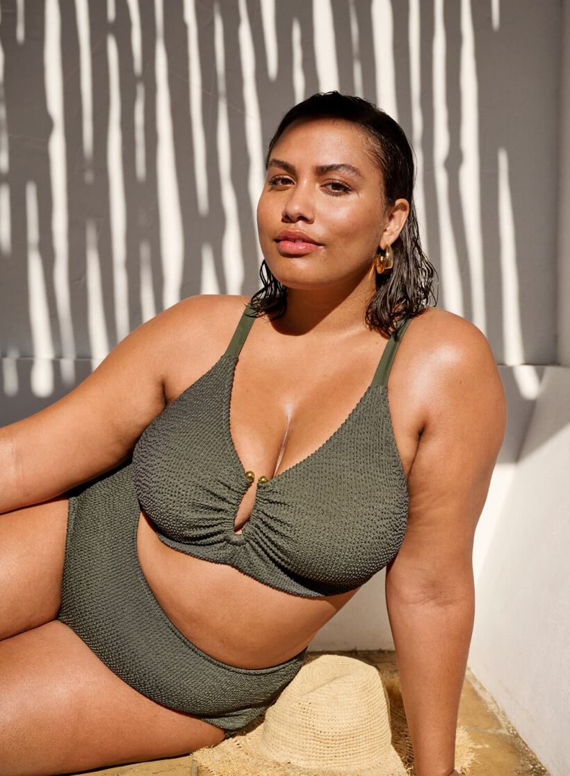 Bikini with texture and an elegant detail, , Model