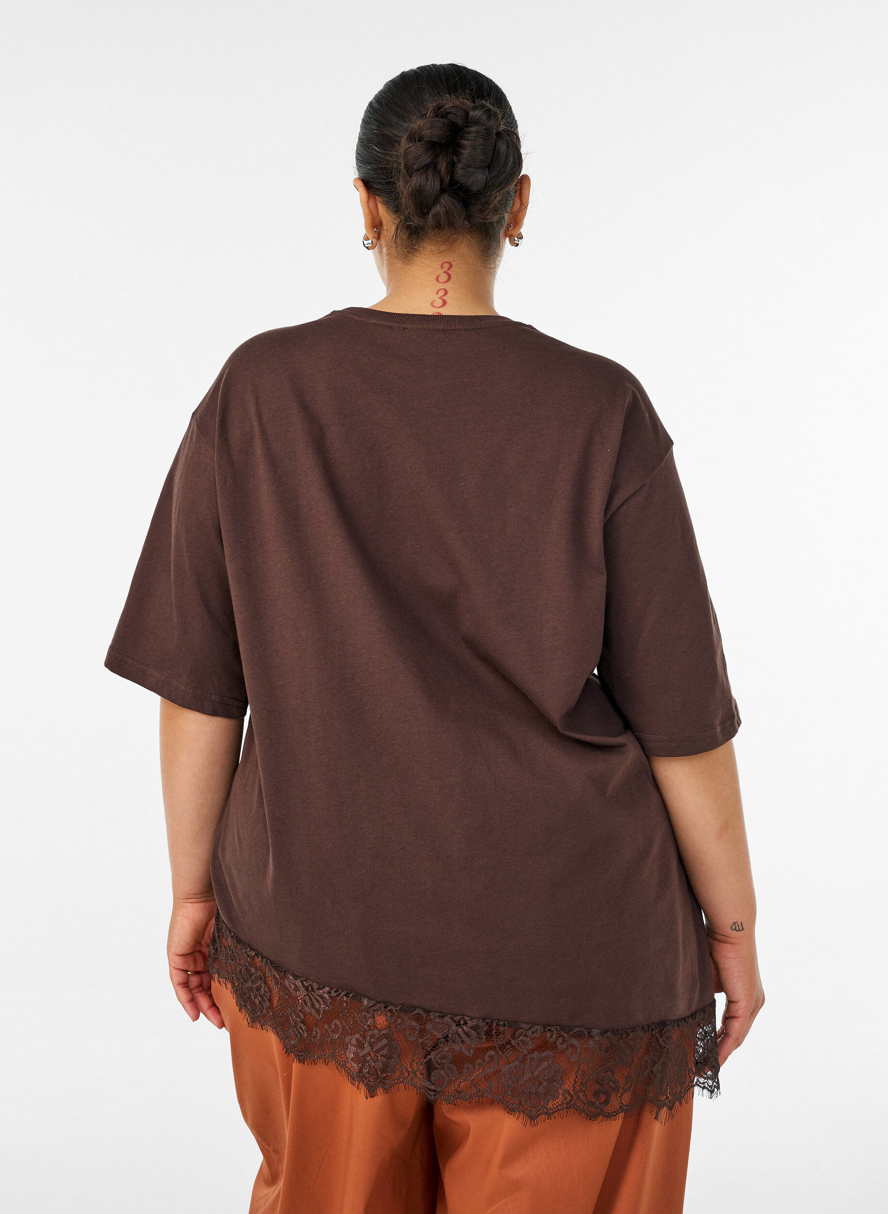 Zizzifashion T-shirt with asymmetric lace hem, Brown, Model image number 2