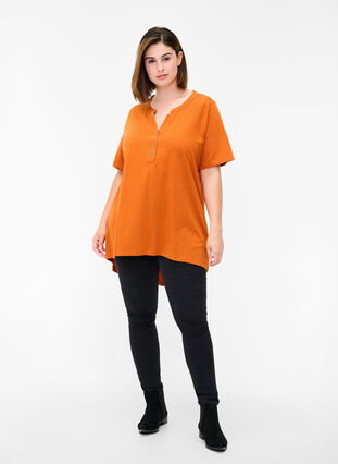 Cotton t-shirt with V-neck and buttons, Autumnal, Model image number 2