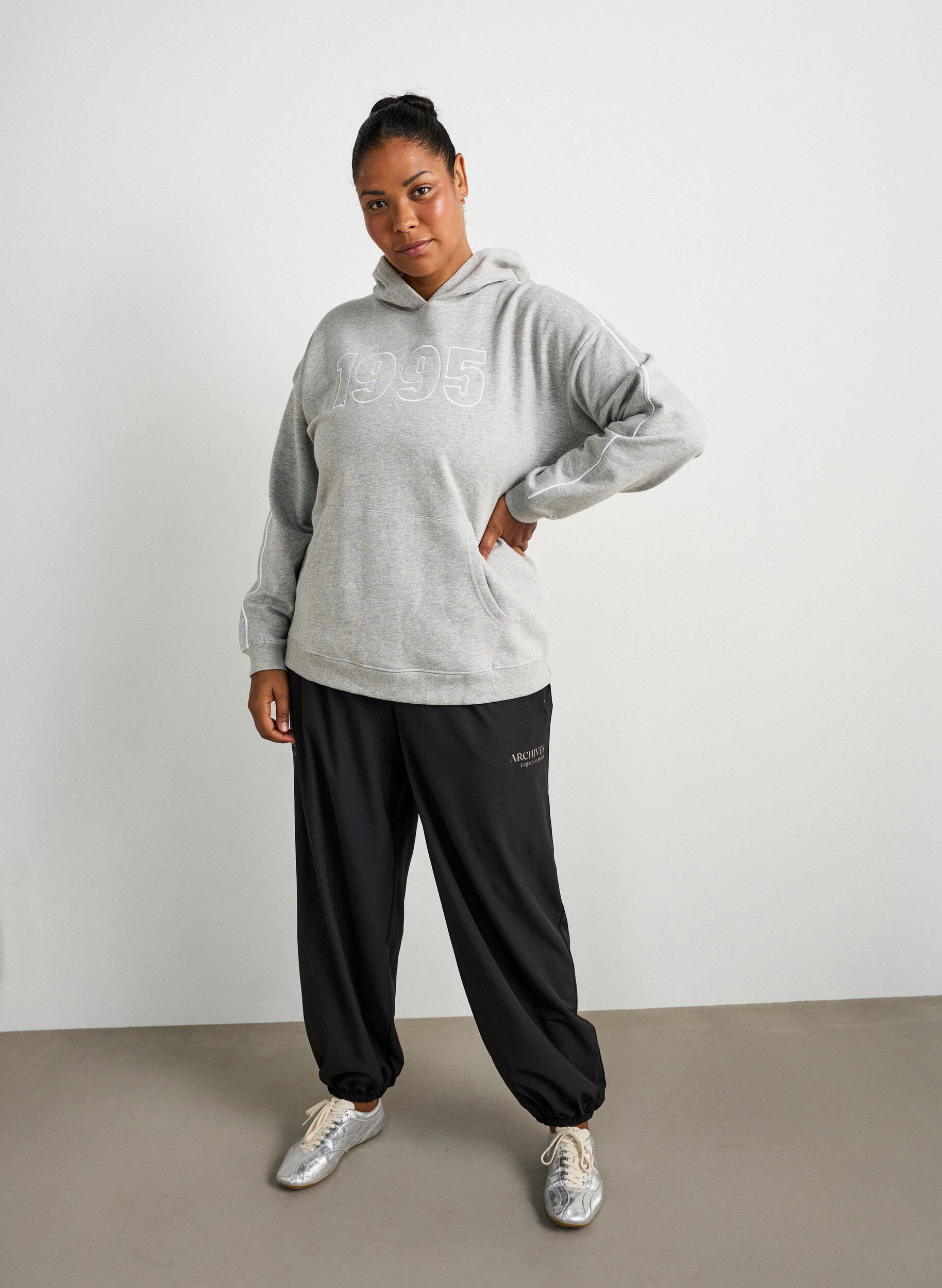 ZizzifashionHoodie with embroidered motif, Grey, Model image number 1