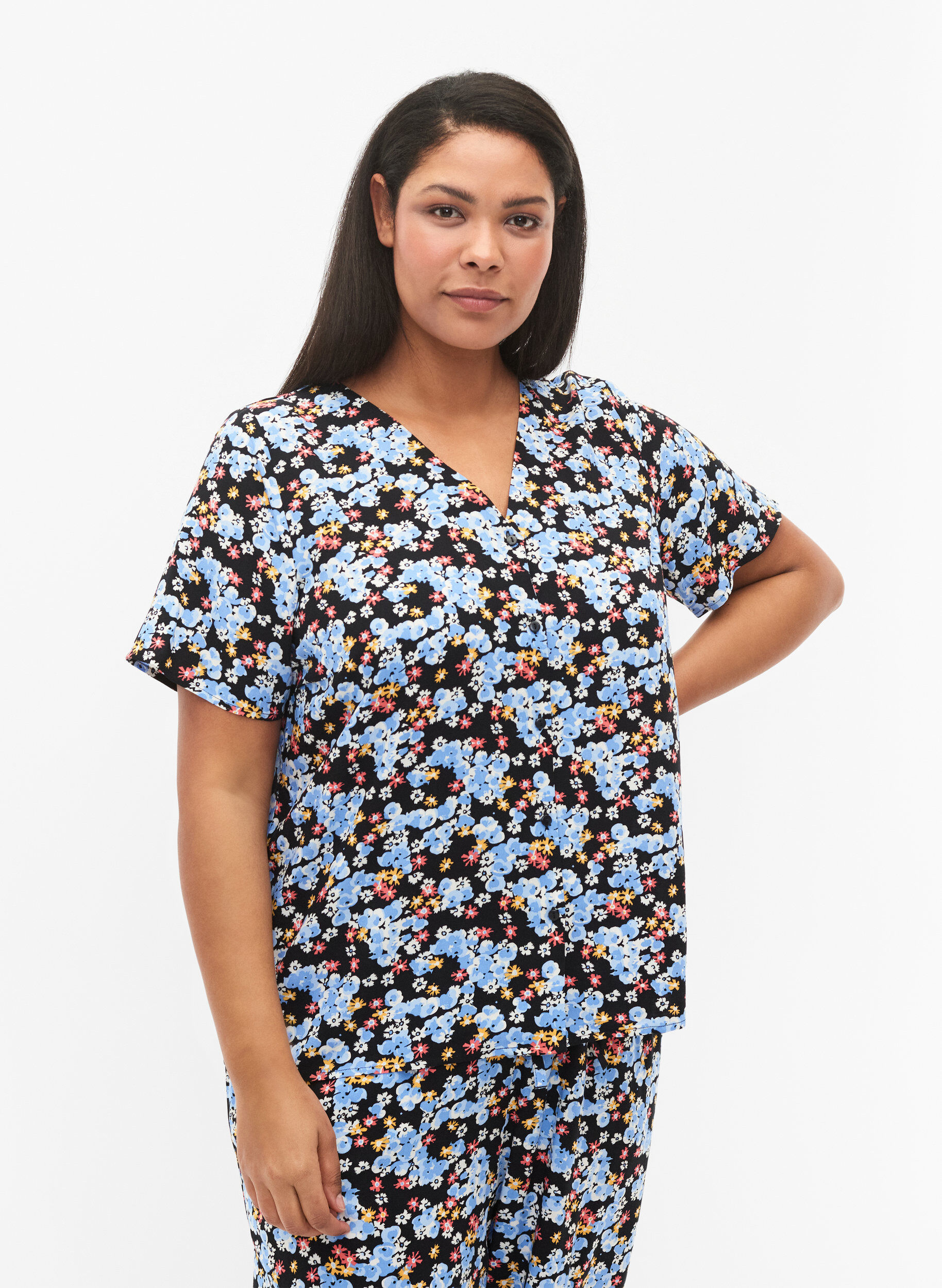 Printed pyjama top in viscose, Black, Model