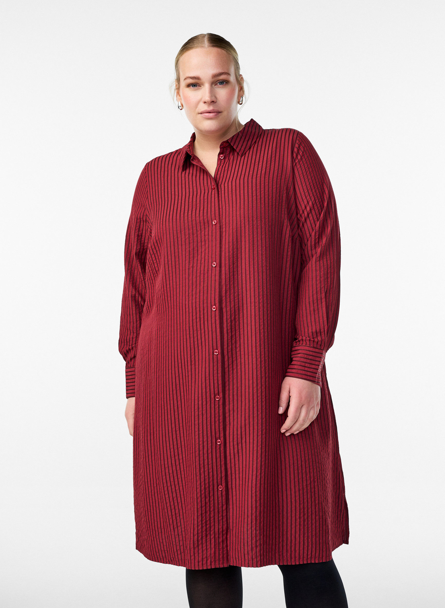 Long striped shirt with button detail on the back, Red, Model