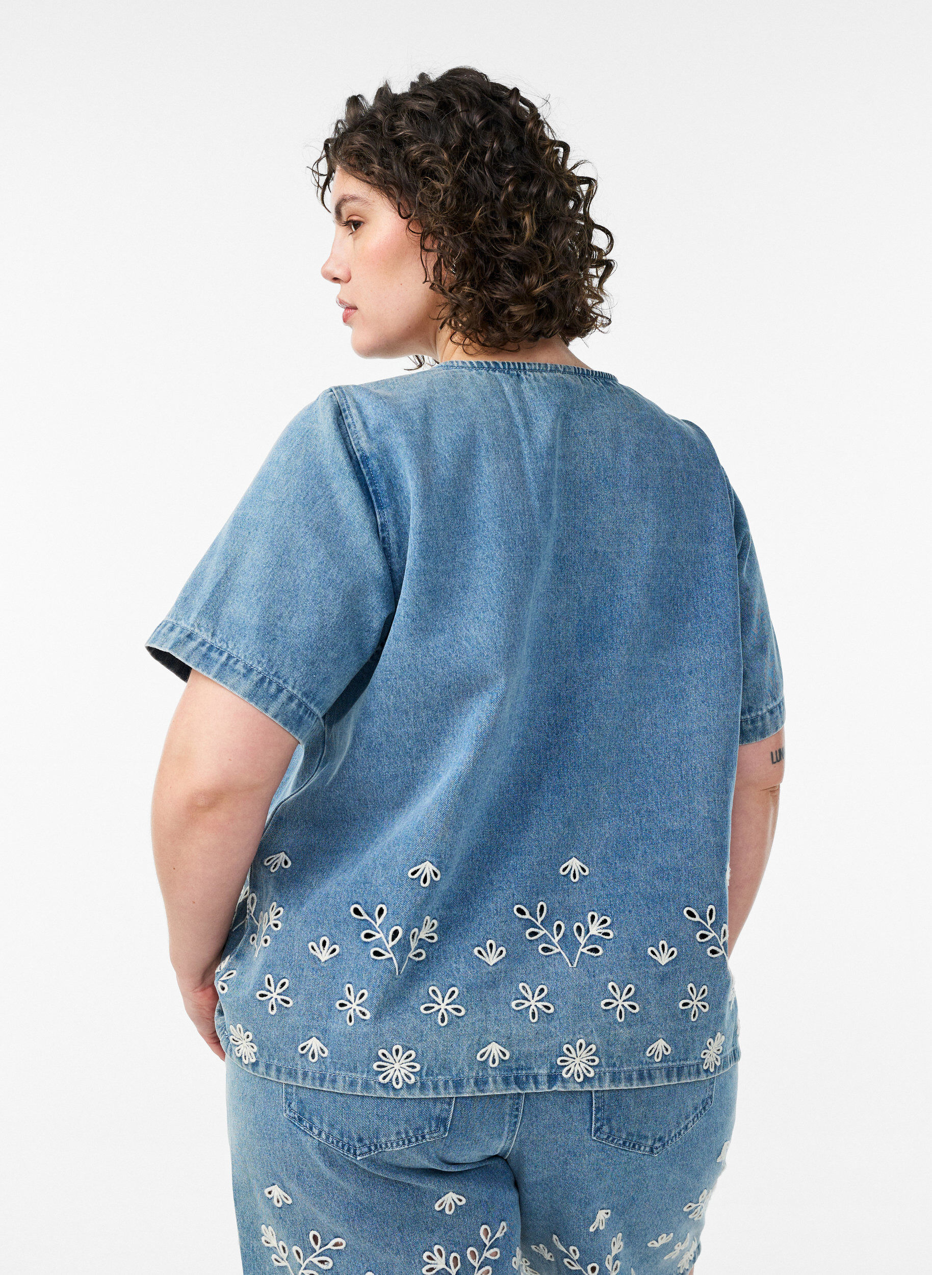 Zizzifashion Short-sleeved denim blouse with broderie anglaise, Light Blue, Model image number 2