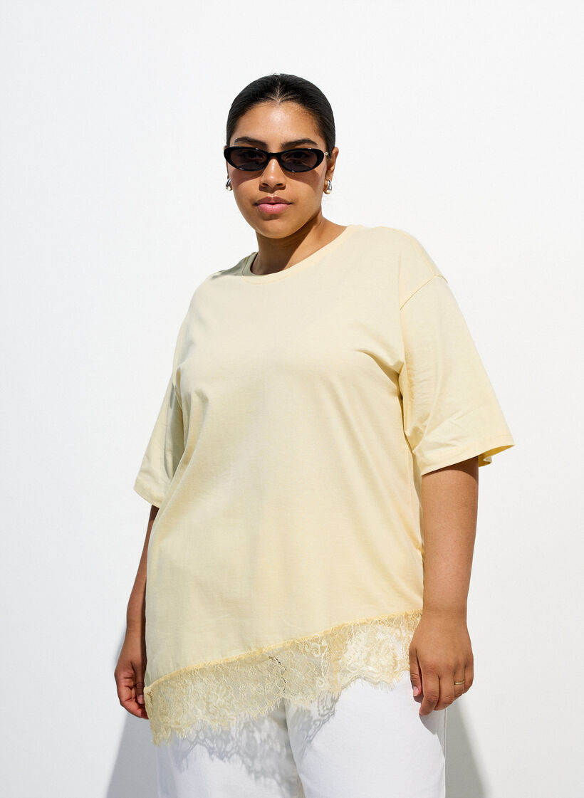 T-shirt with asymmetric lace hem, Yellow, Image image number 0