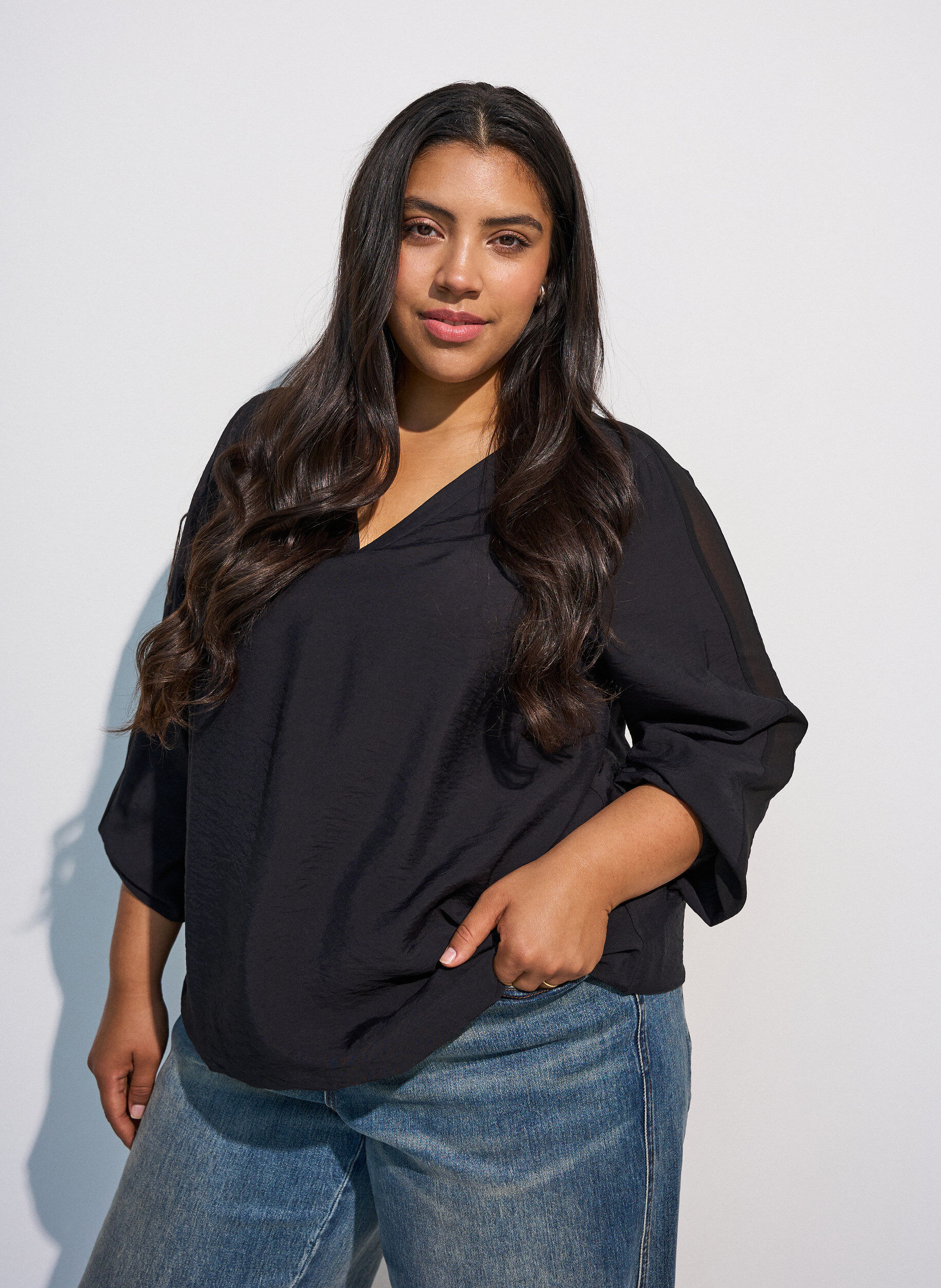 Blouse with balloon effect and chiffon details, Black, Model