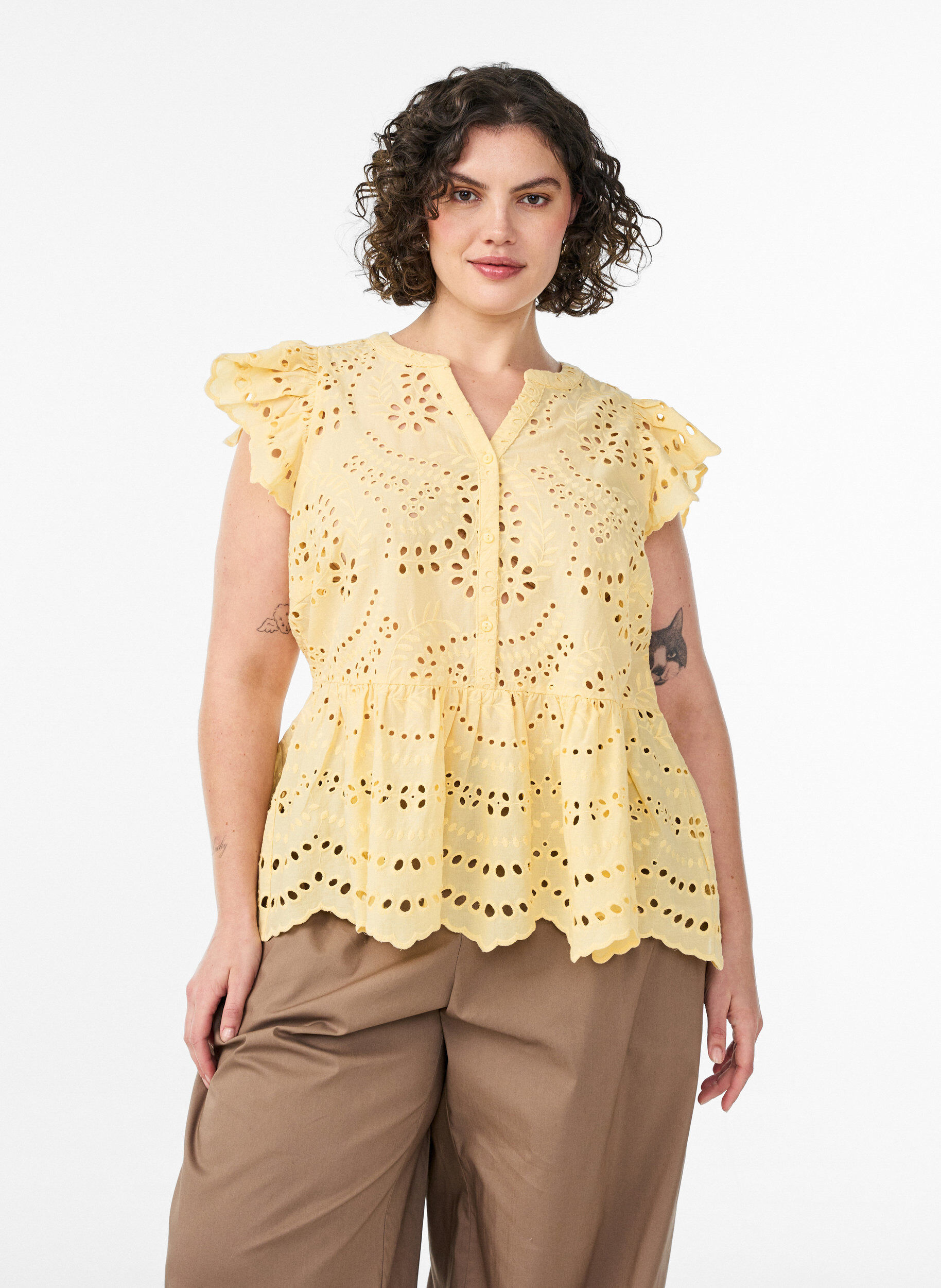 Zizzifashion Sleeveless broderie anglaise blouse with ruffles, Yellow, Model image number 0