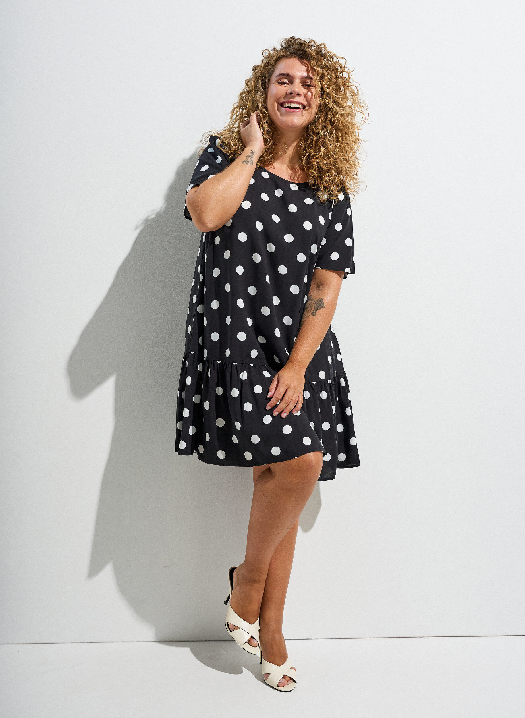 Zizzifashion Dress in viscose with cutline, Black, Image image number 0